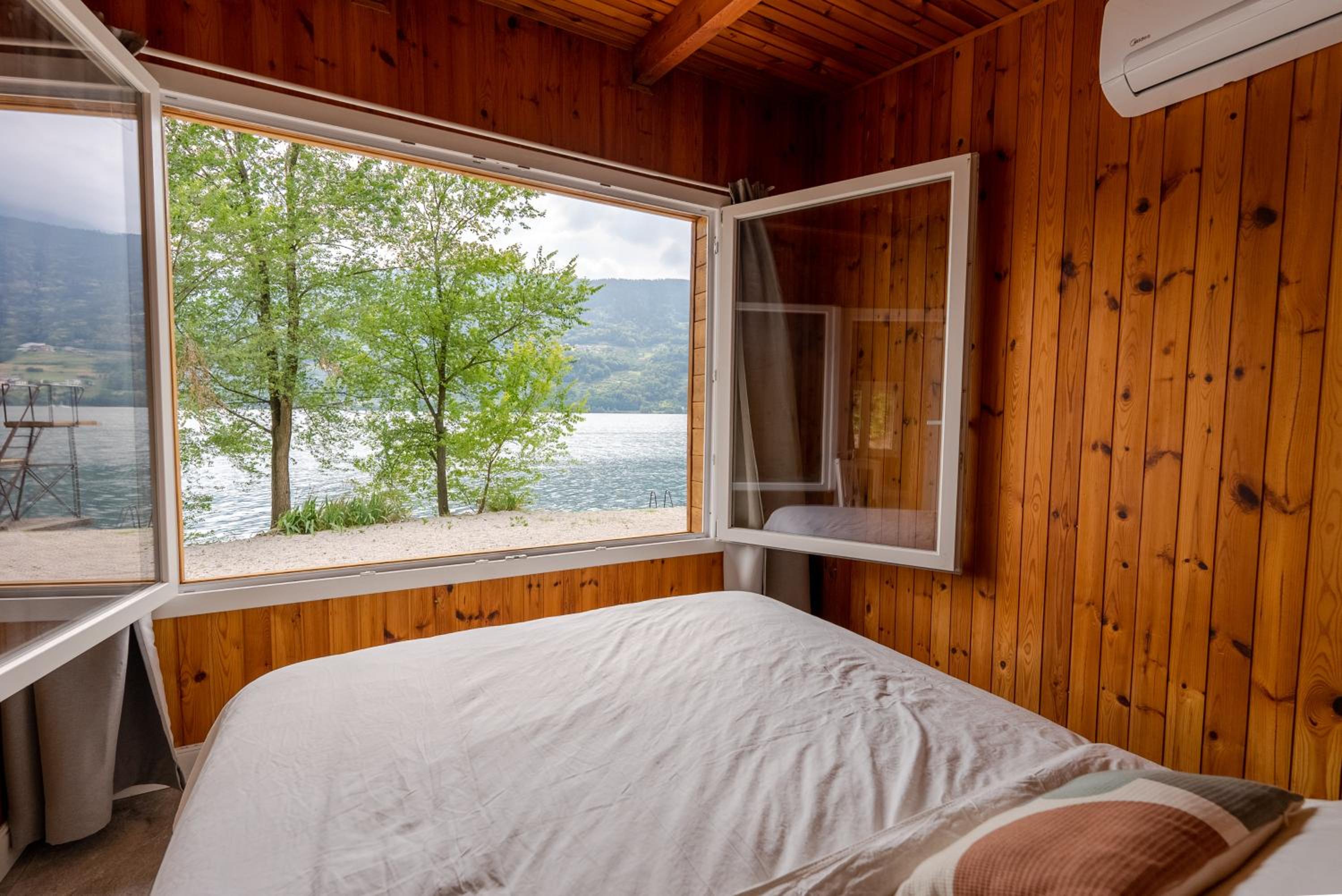 Chalet Alessandrini - Private Lakeside Beach photo 4