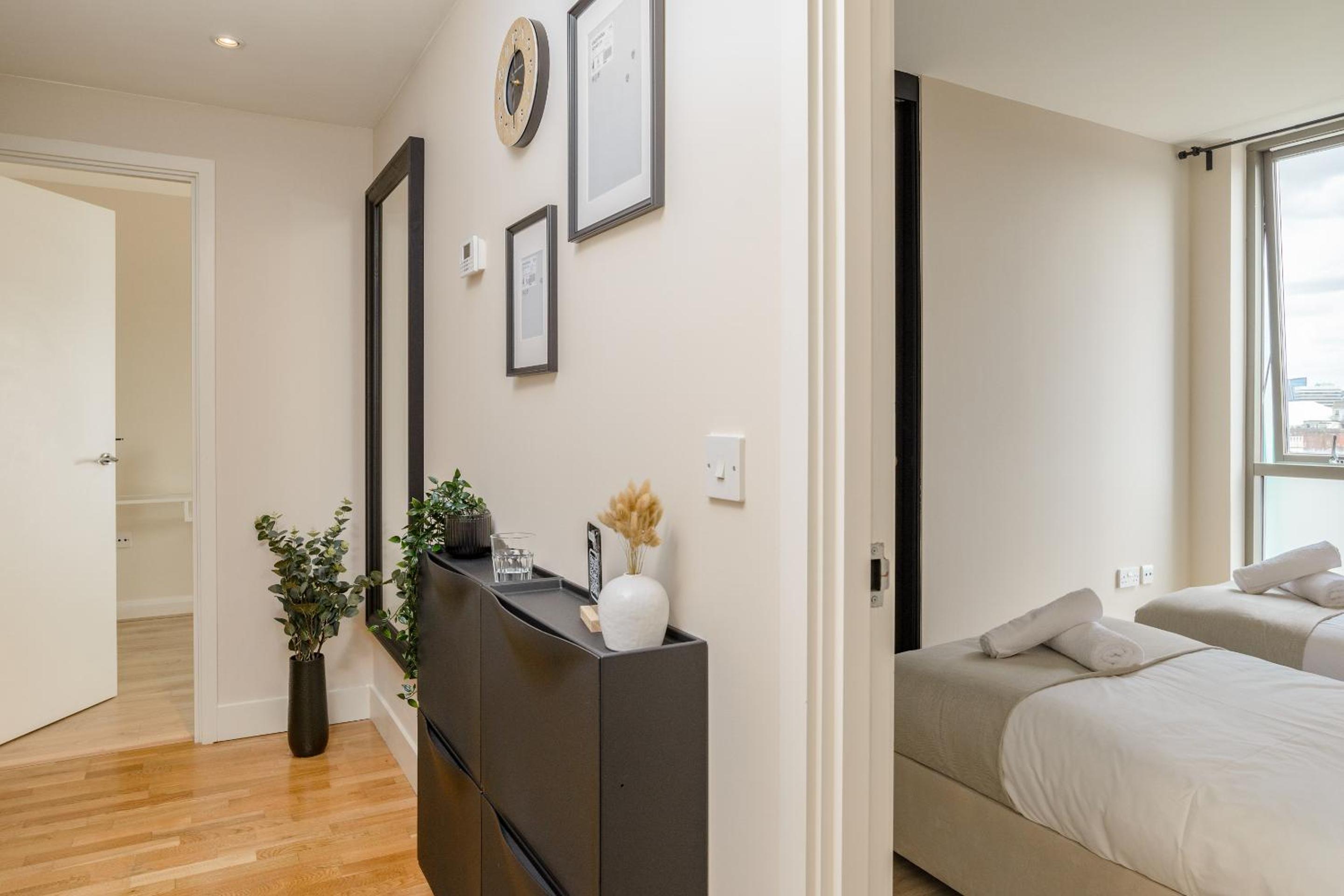 Premium Apartment - Allocated Parking - Great Location view 4