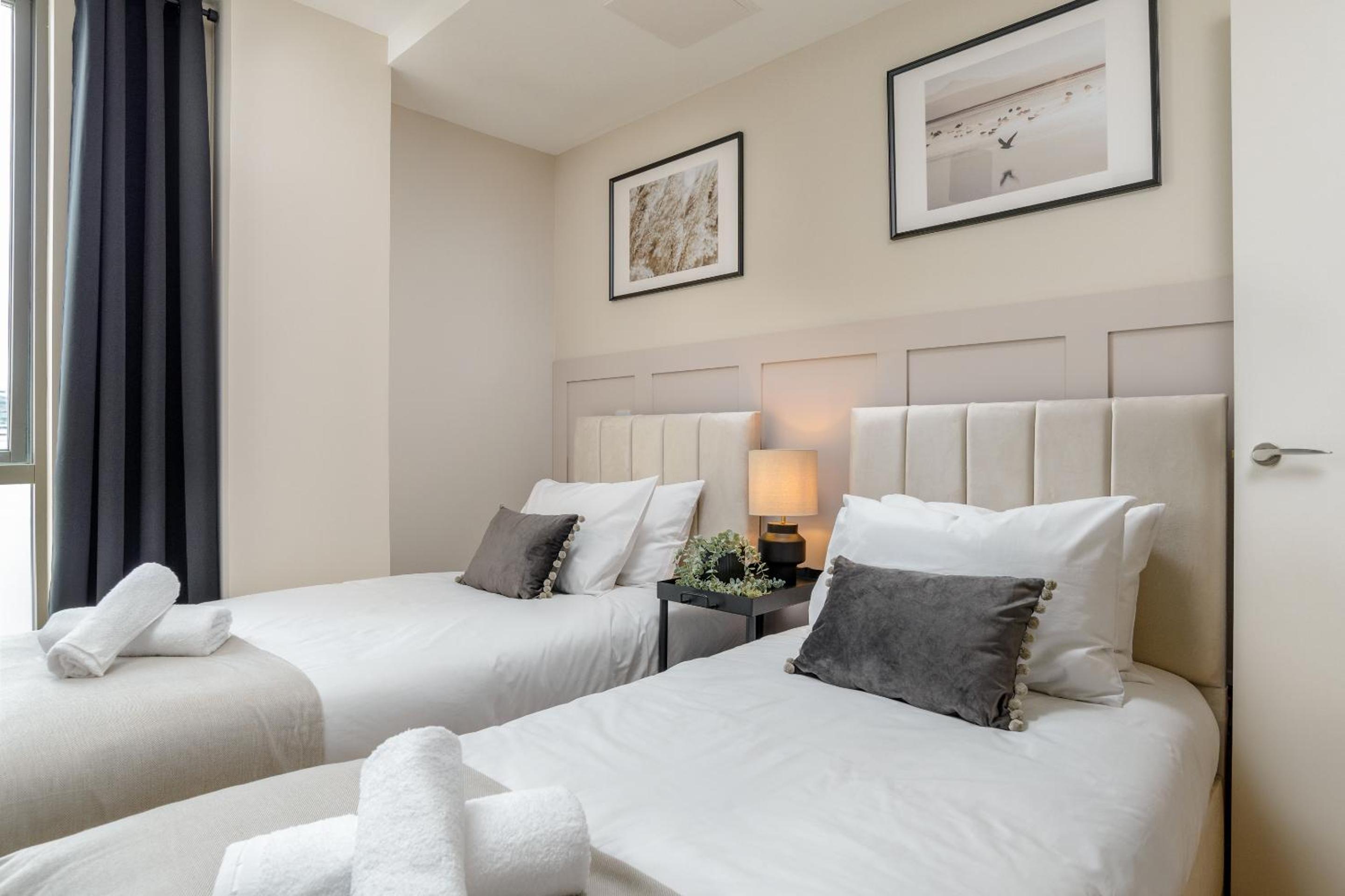 Premium Apartment - Allocated Parking - Great Location view 3