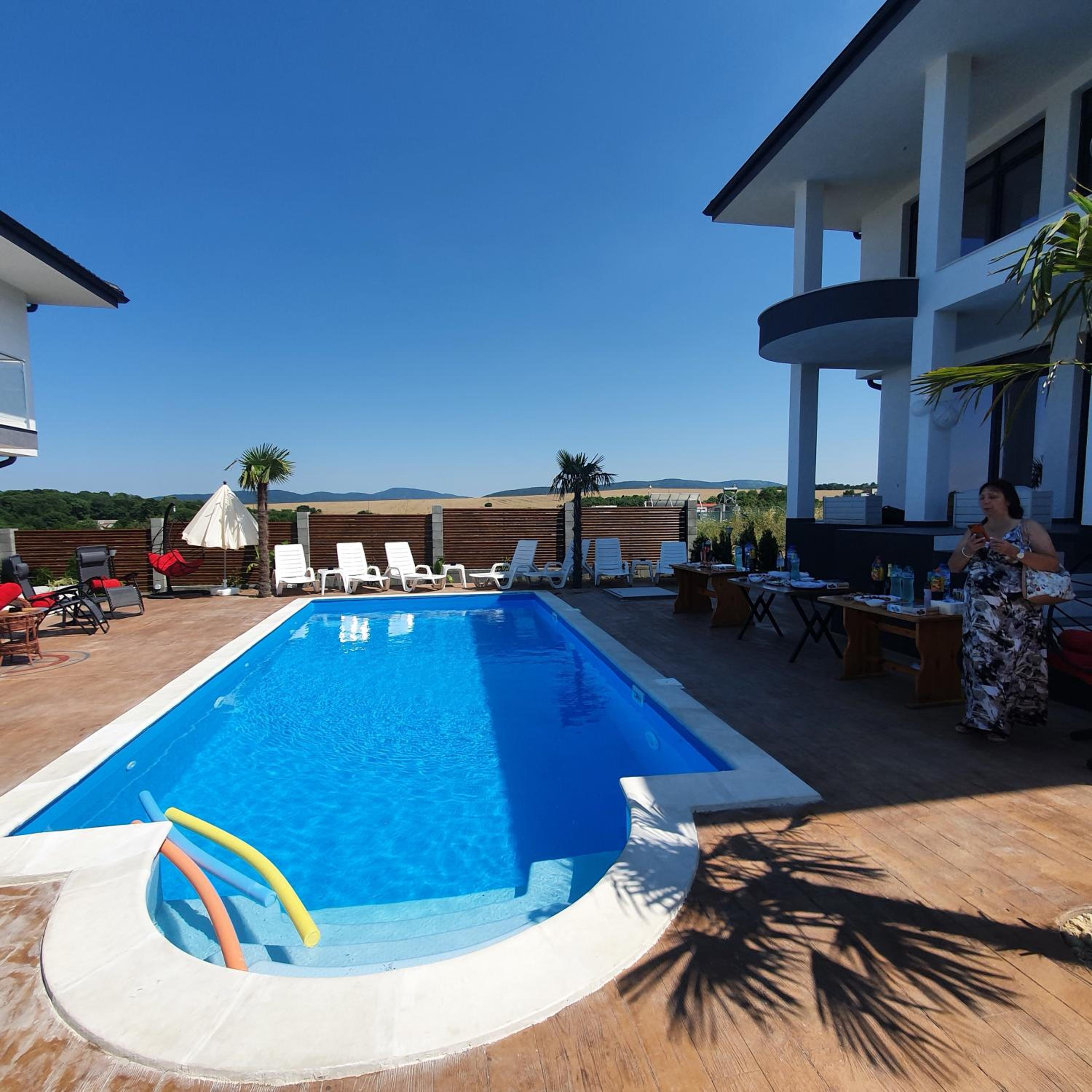 Captain Niko Apartments