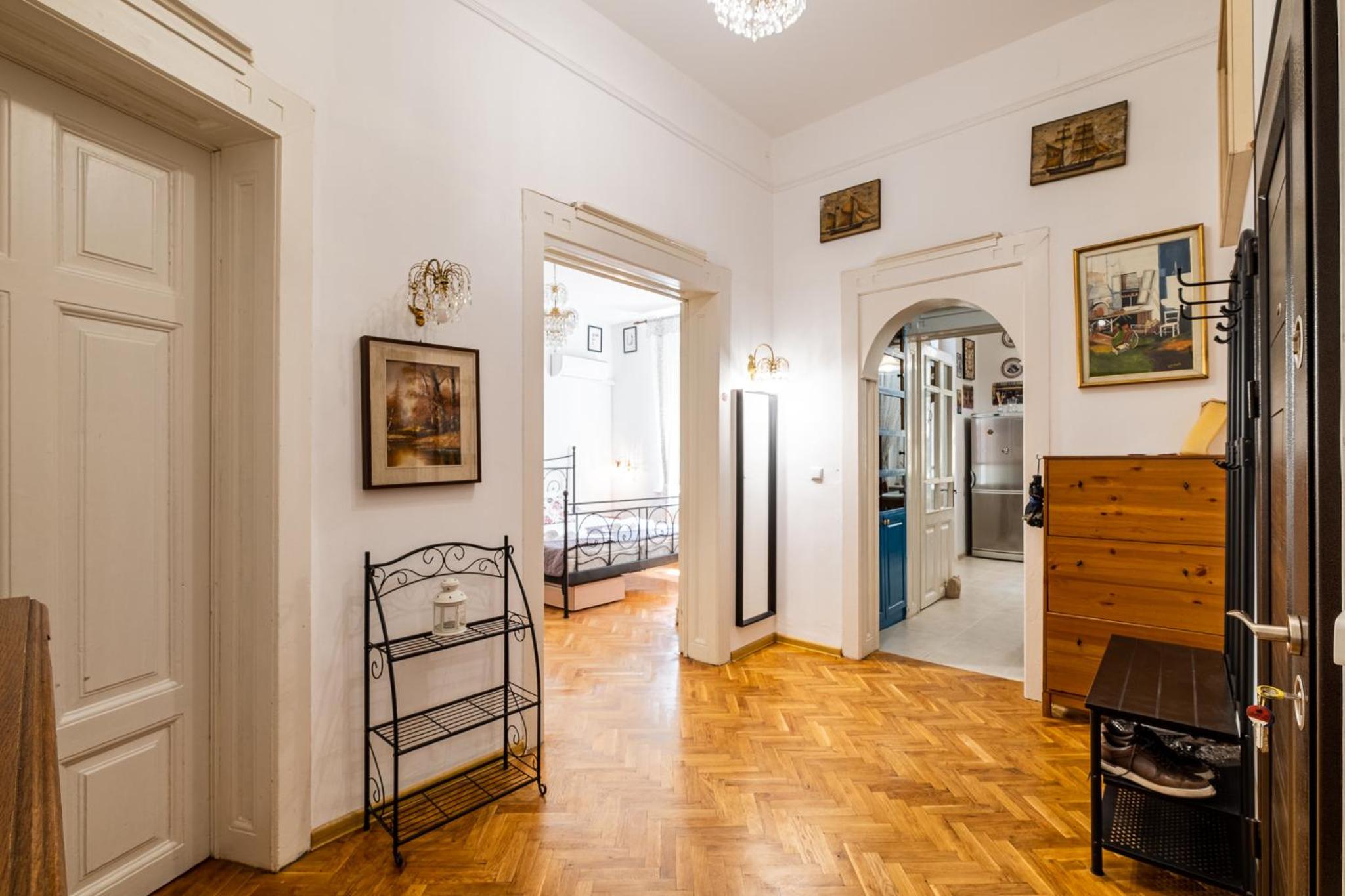 Aristocratic 2bdrm Central Apartment