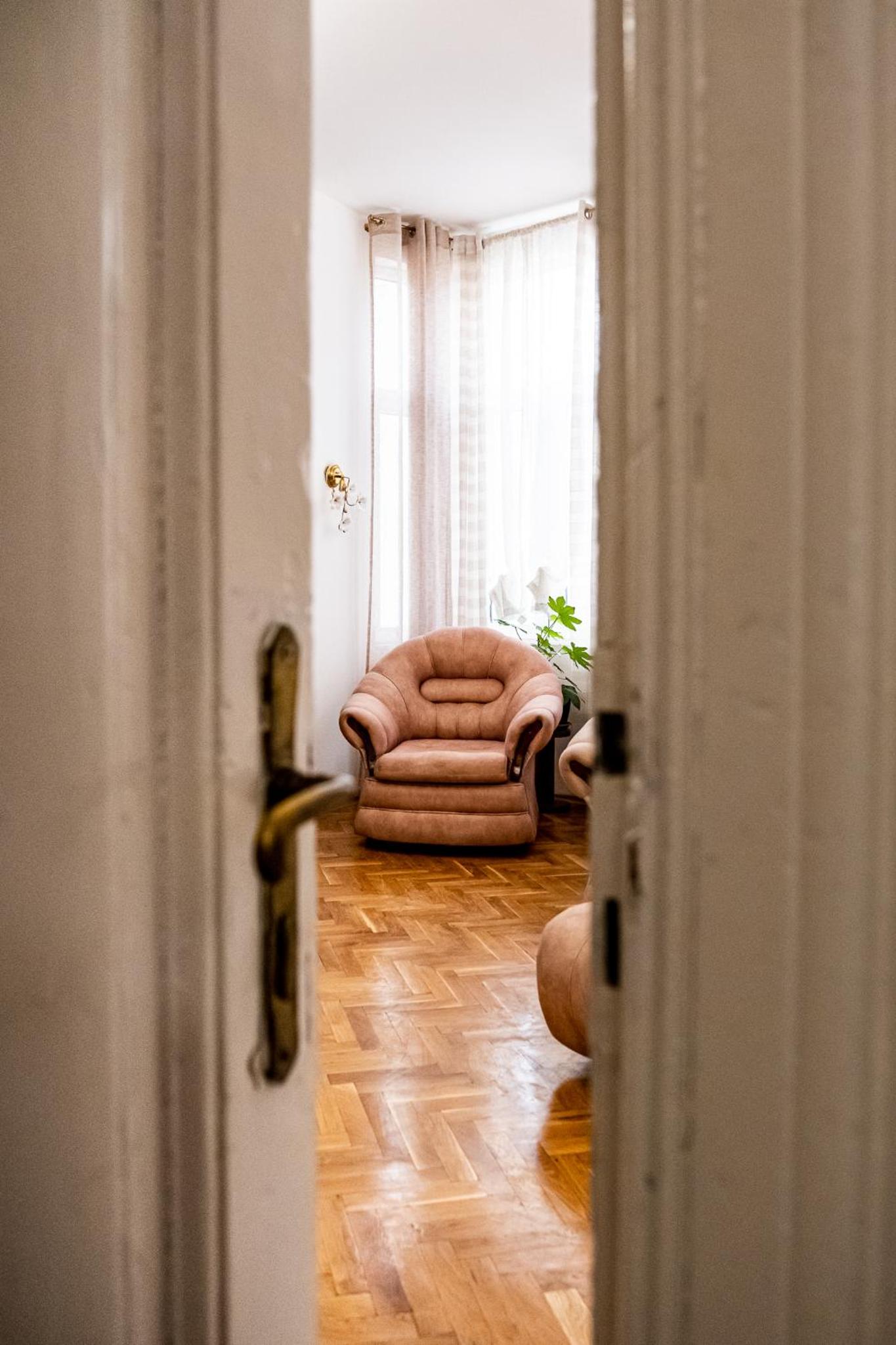 Aristocratic 2bdrm Central Apartment