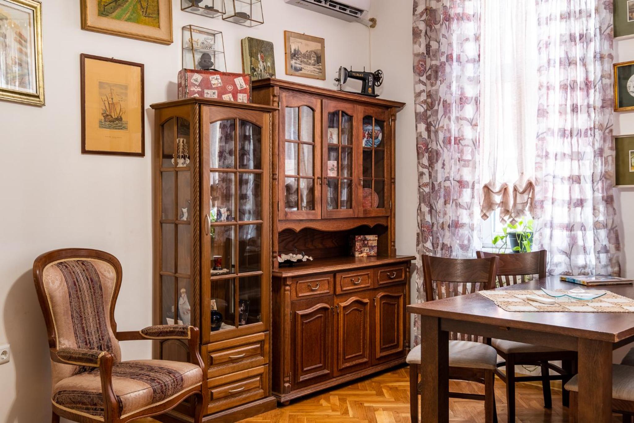 Aristocratic 2bdrm Central Apartment