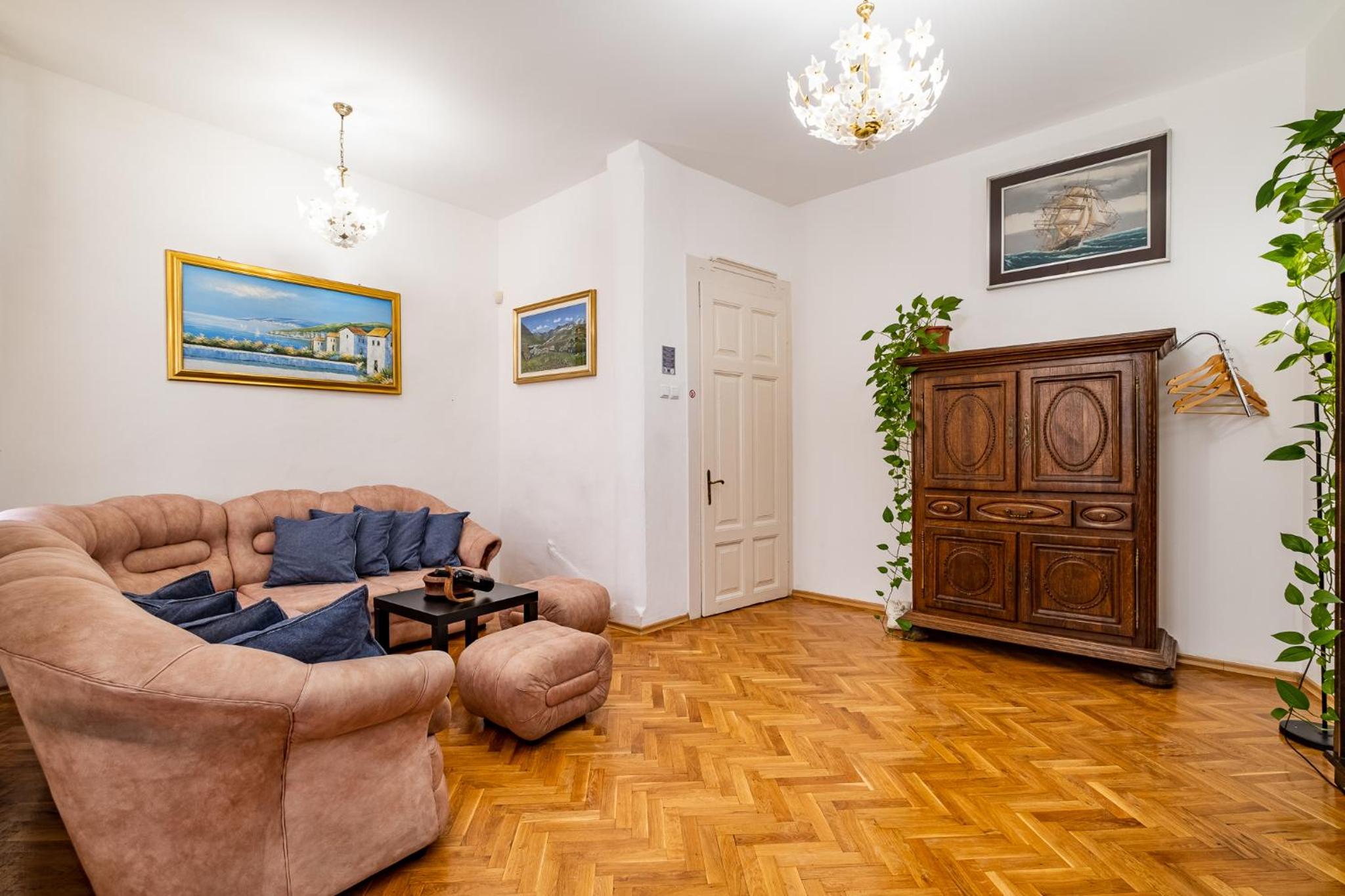 Aristocratic 2bdrm Central Apartment