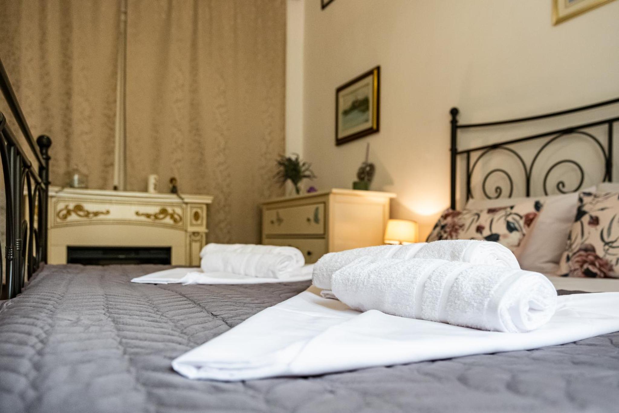 Aristocratic 2bdrm Central Apartment