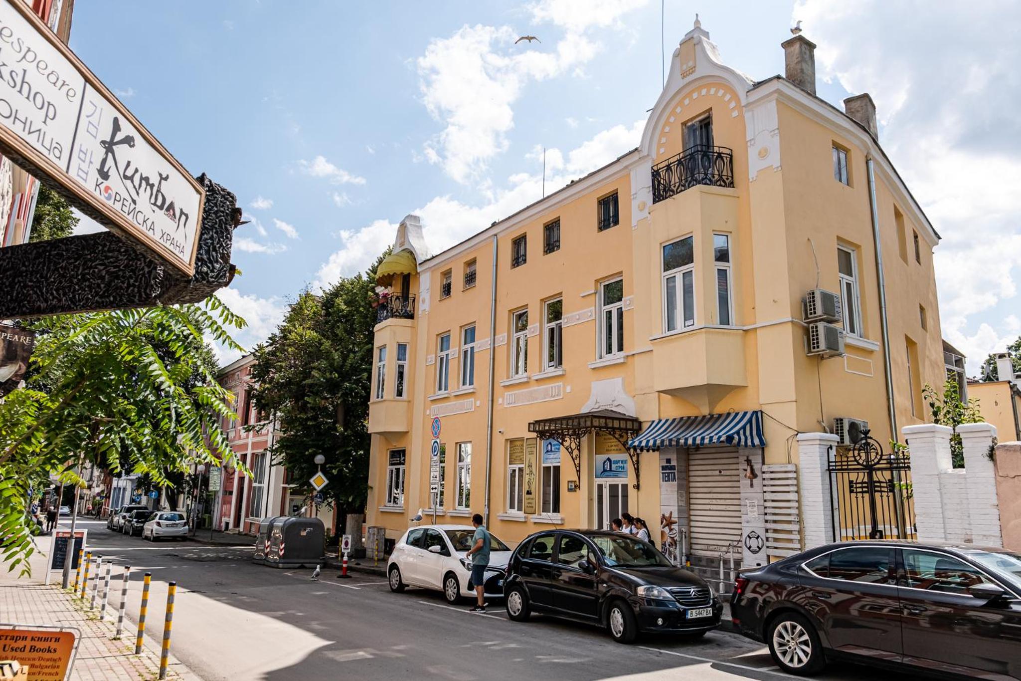 Aristocratic 2bdrm Central Apartment