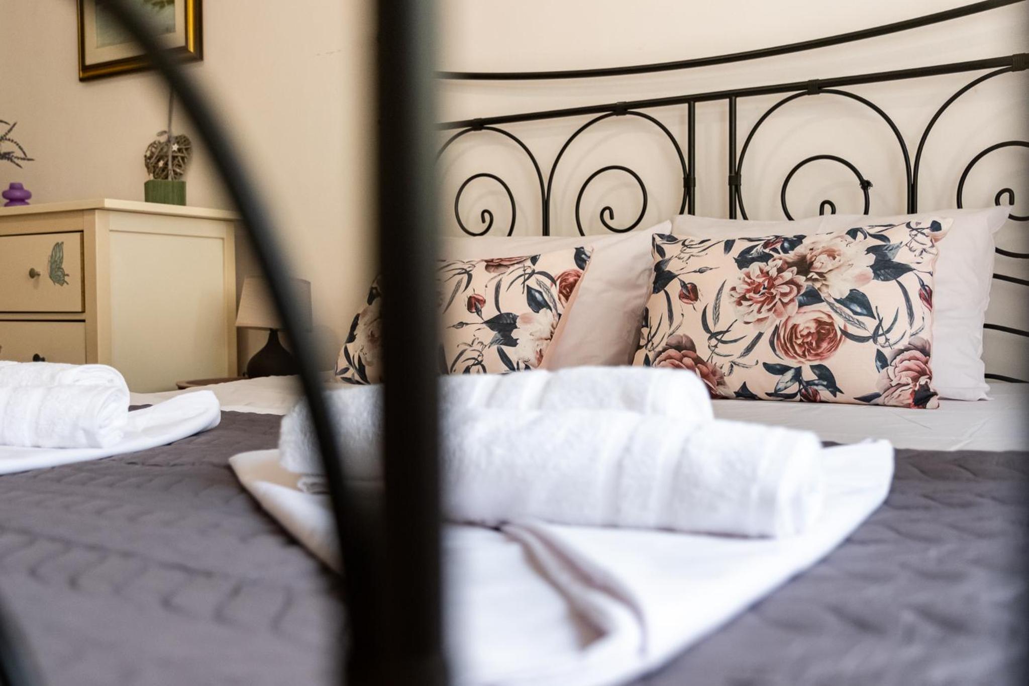 Aristocratic 2bdrm Central Apartment