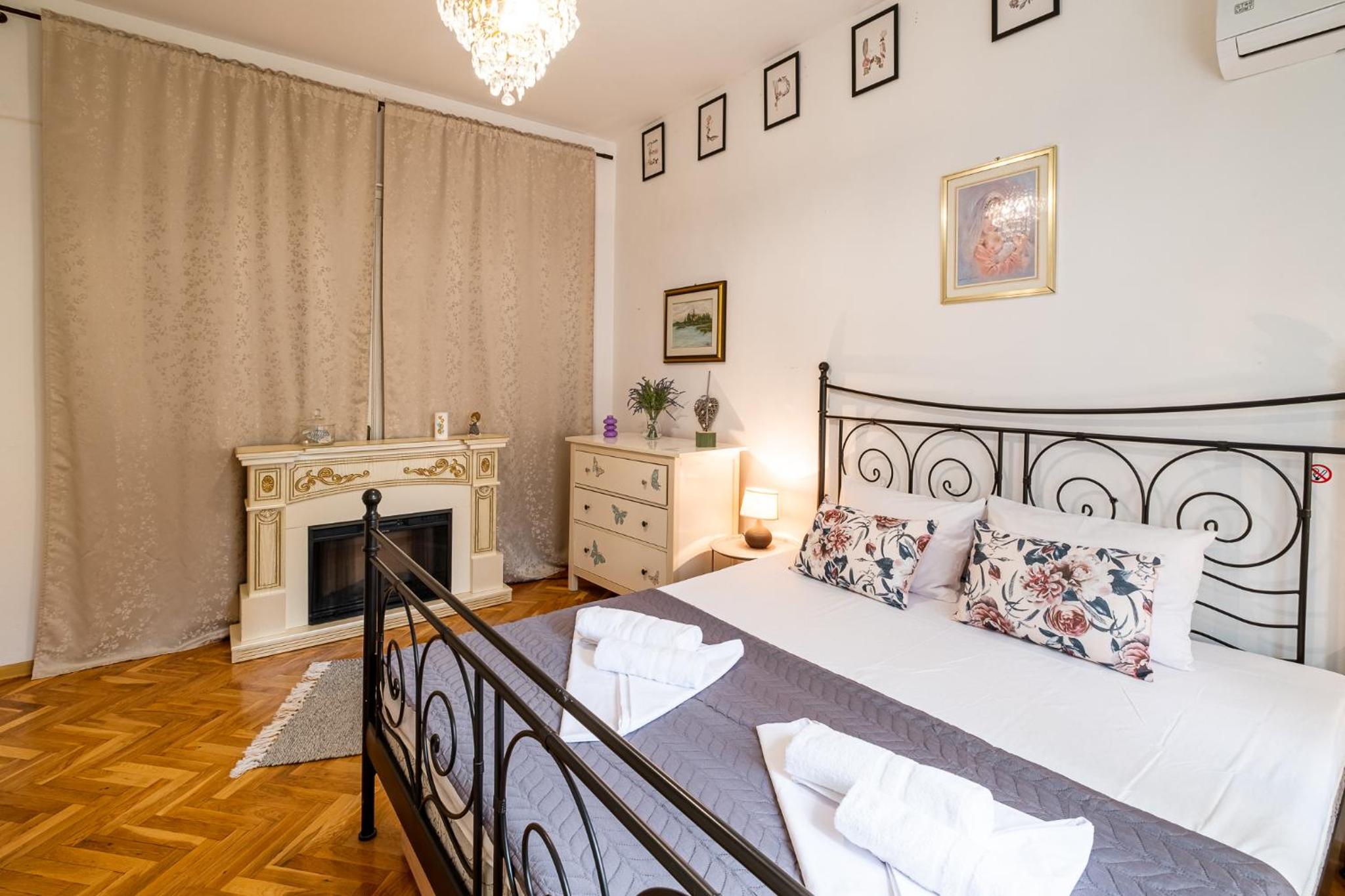 Aristocratic 2bdrm Central Apartment