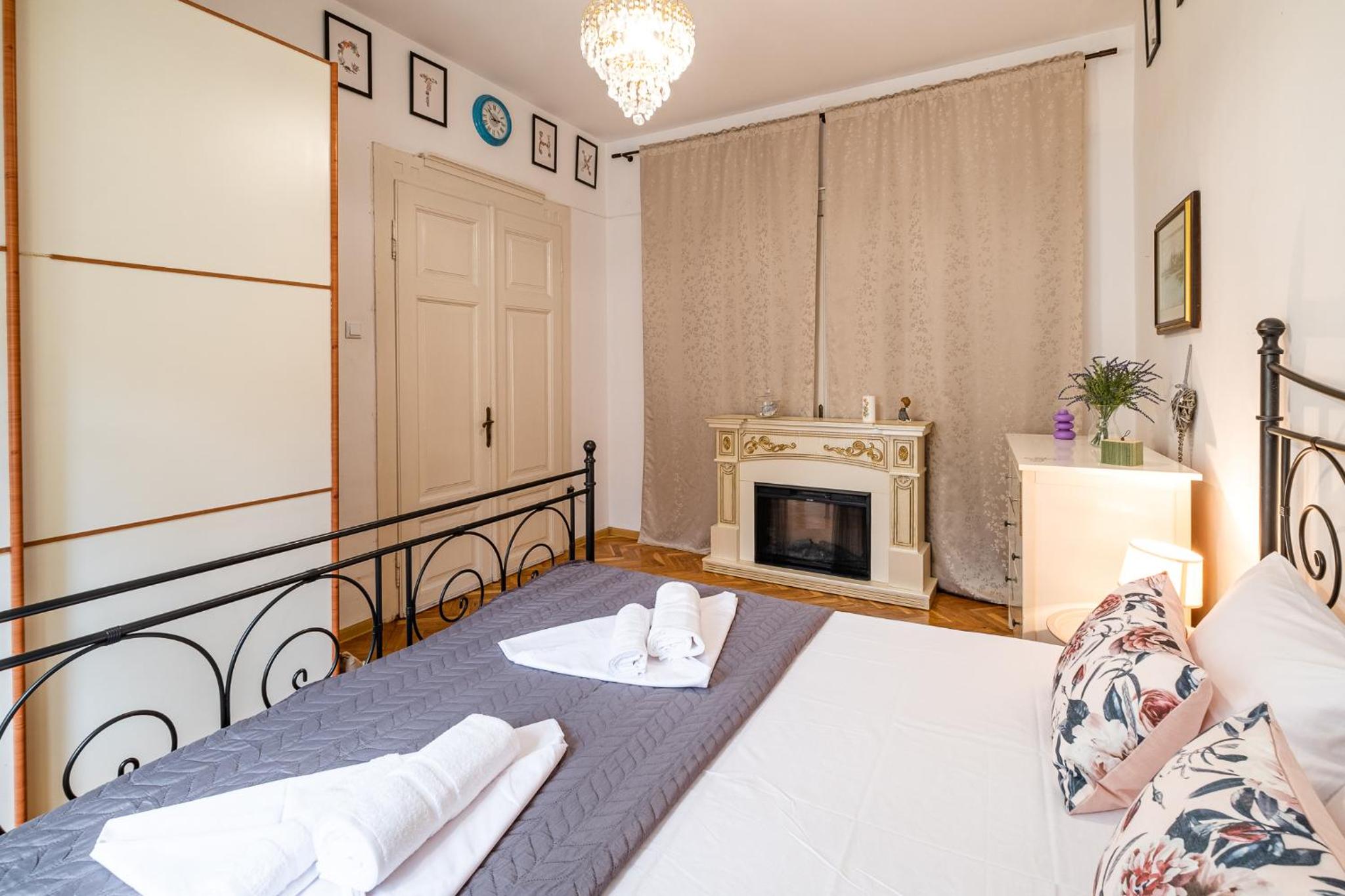 Aristocratic 2bdrm Central Apartment