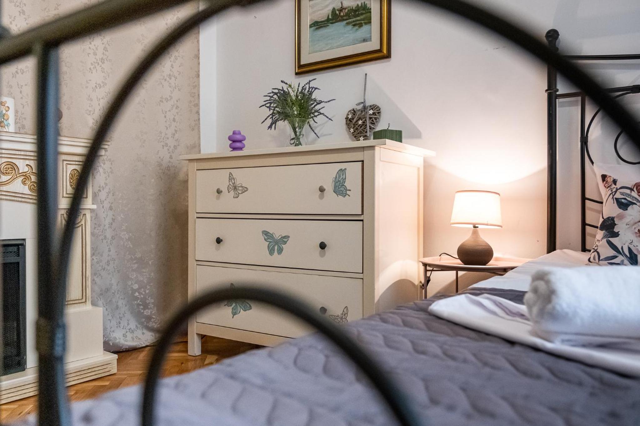 Aristocratic 2bdrm Central Apartment