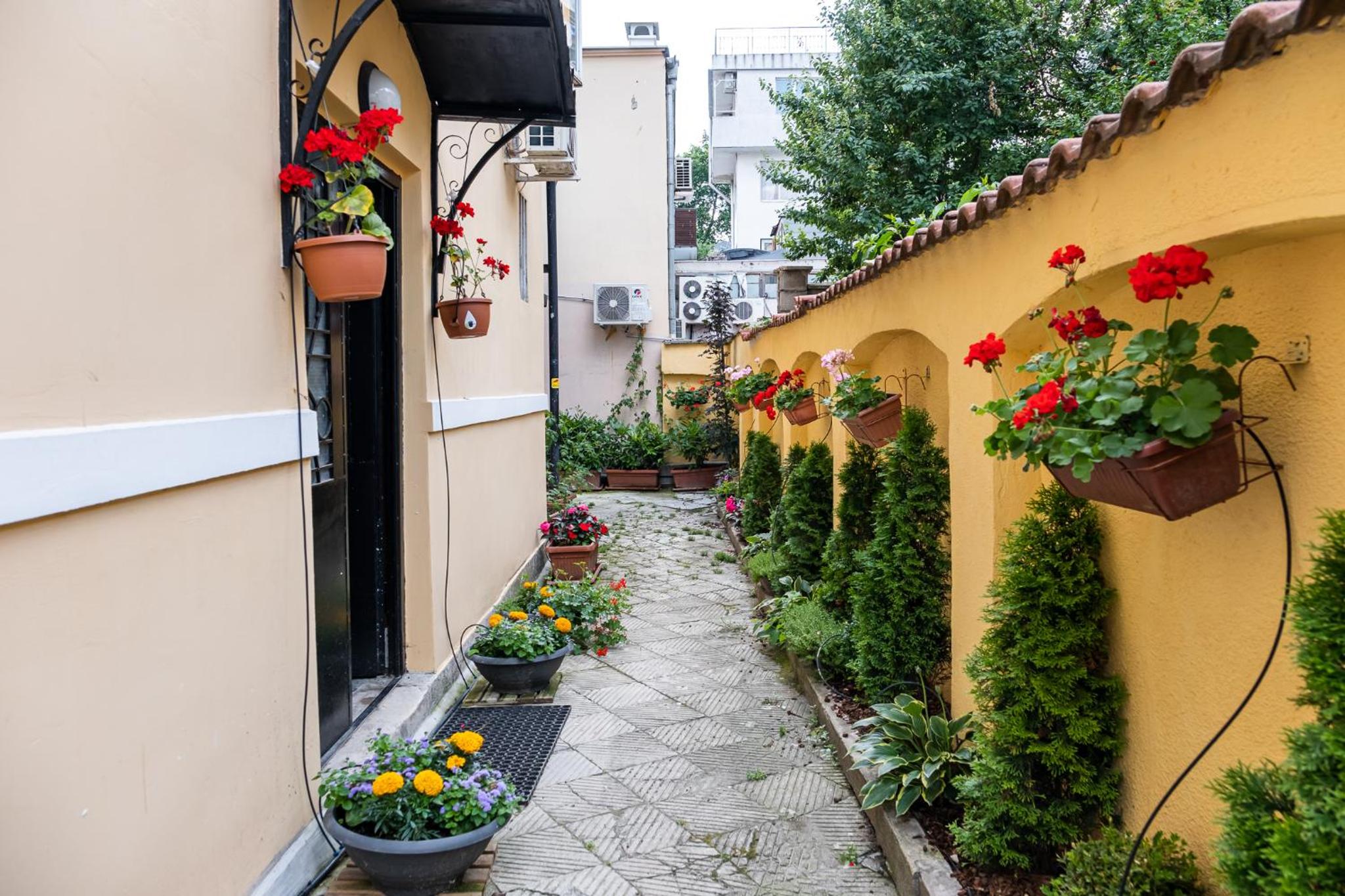 Aristocratic 2bdrm Central Apartment