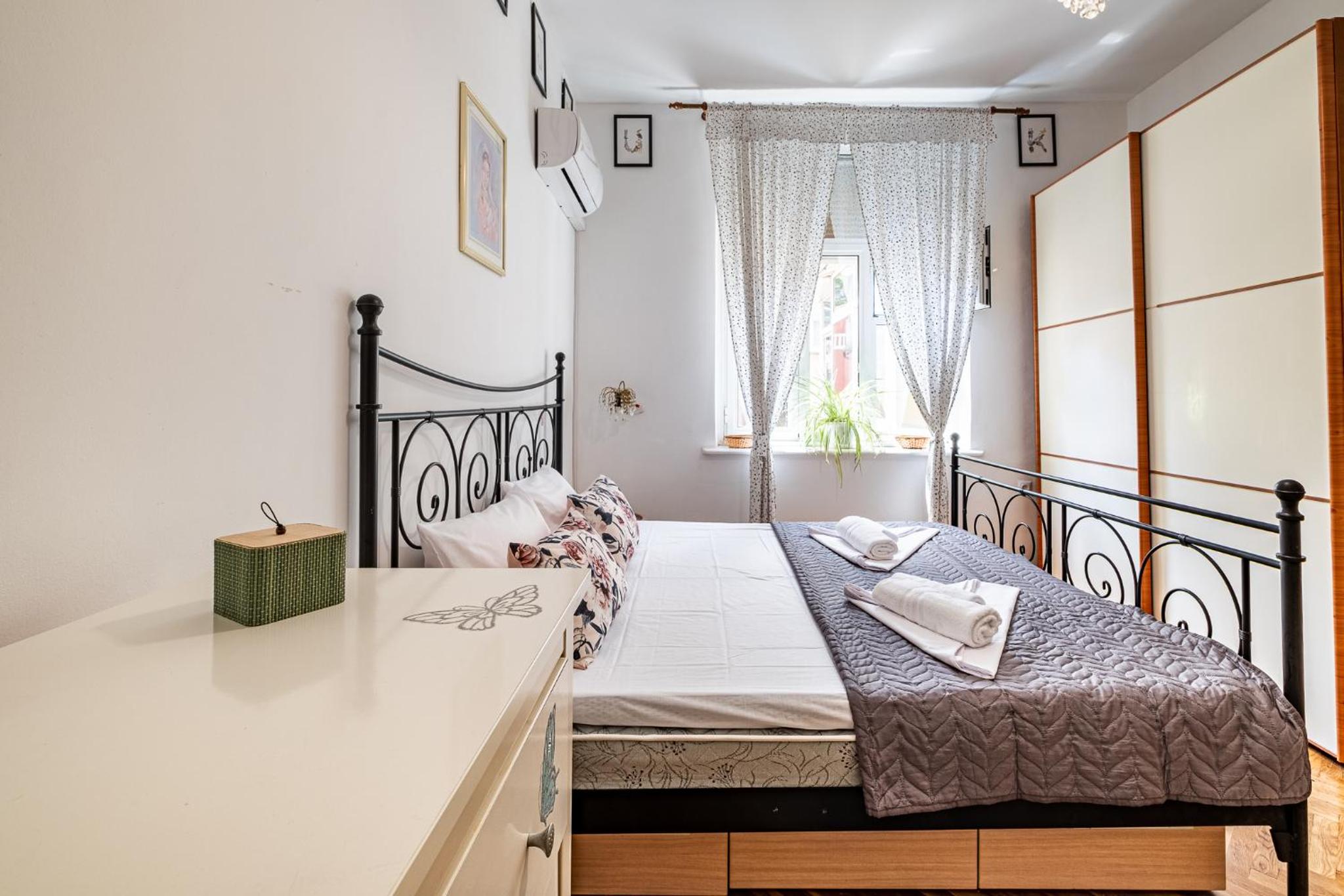 Aristocratic 2bdrm Central Apartment