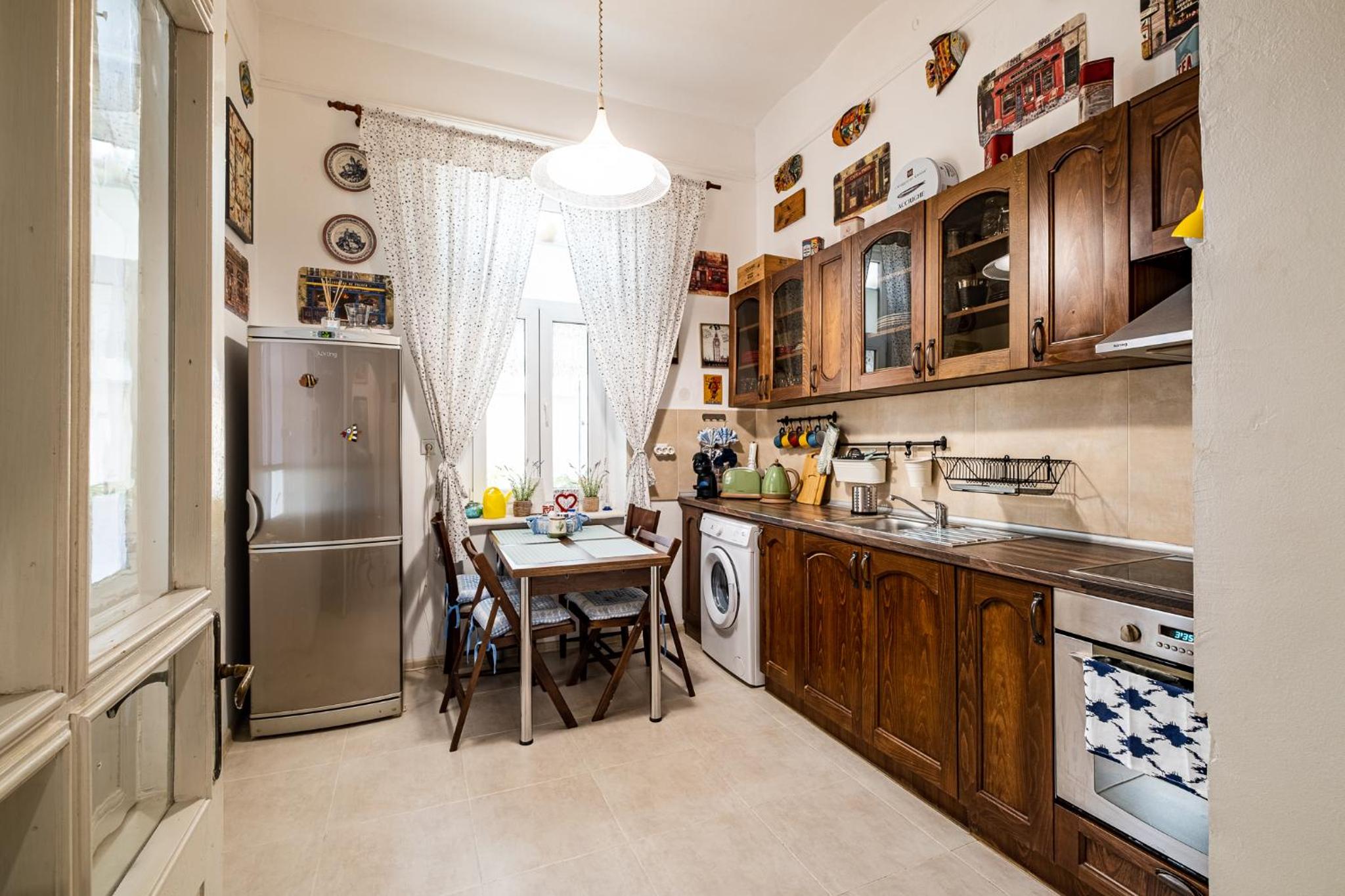 Aristocratic 2bdrm Central Apartment