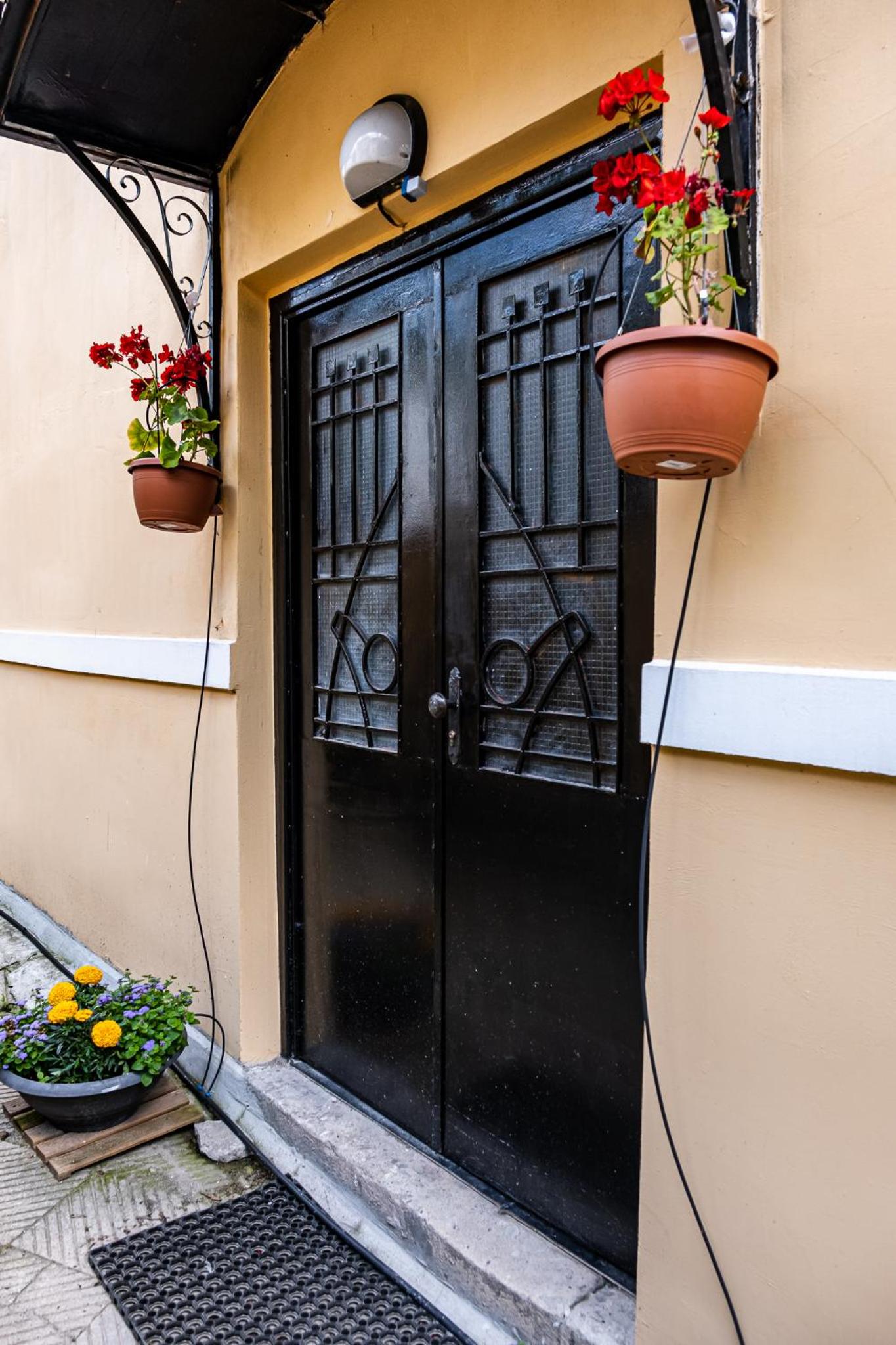 Aristocratic 2bdrm Central Apartment