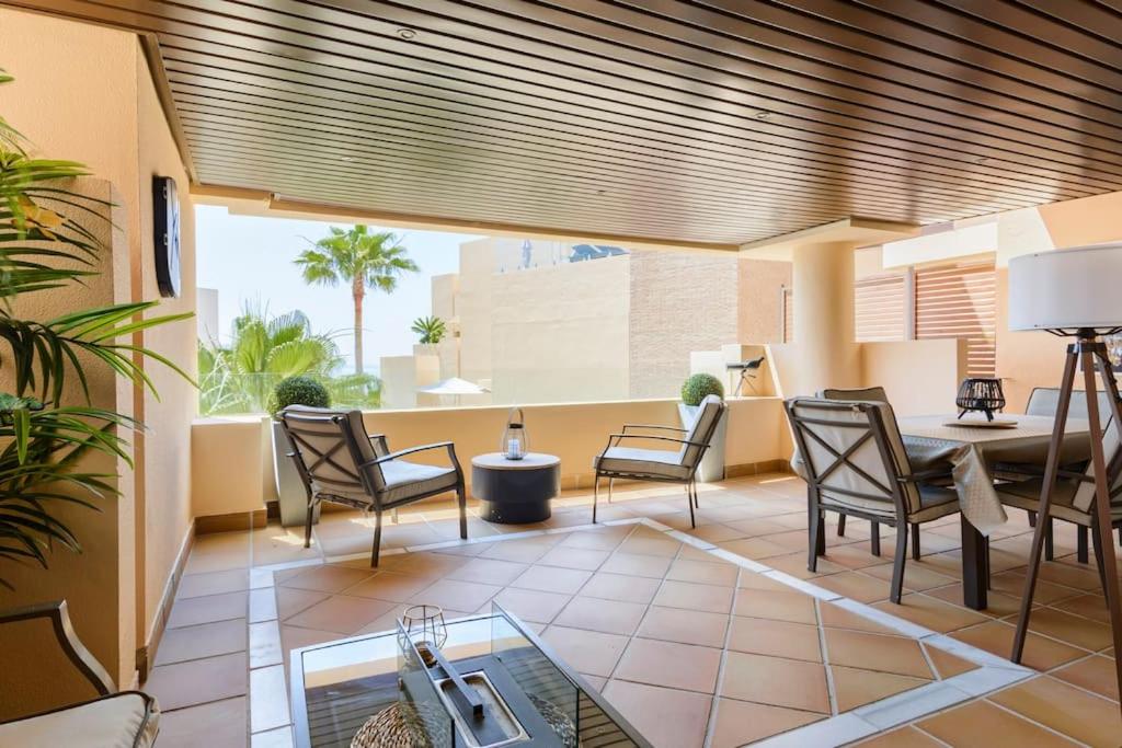 Apartamento lujo en primera línea de playa en Bahía de la Plata, Estepona view 3