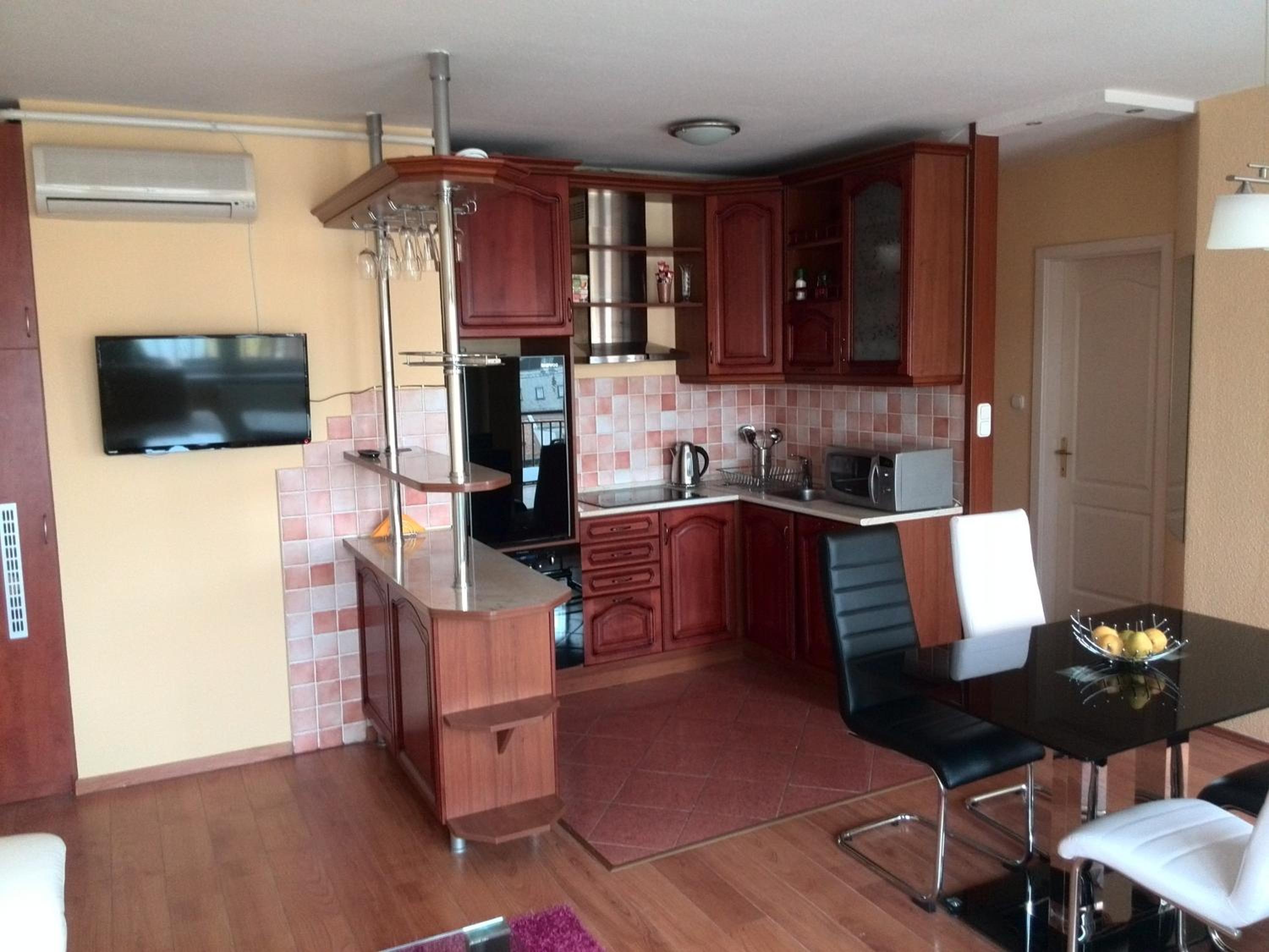 Merry&Car - HUGE BALCONY + Living Room + 2BR view 2