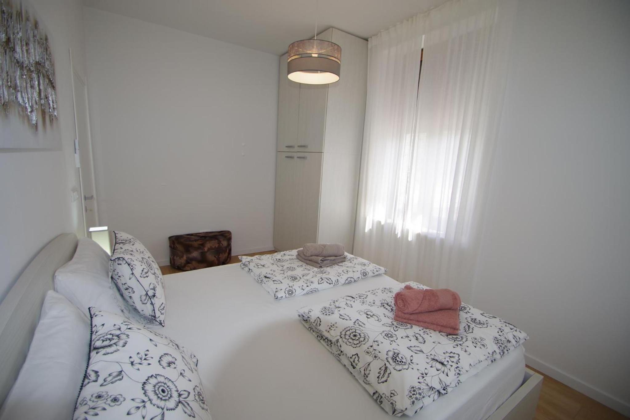 Bright & Modern 2-Bedroom Flat in Pula view 3