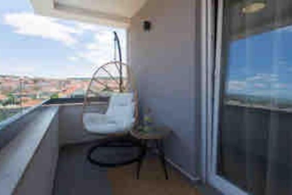 Apartment with pool and jacuzzi view 3