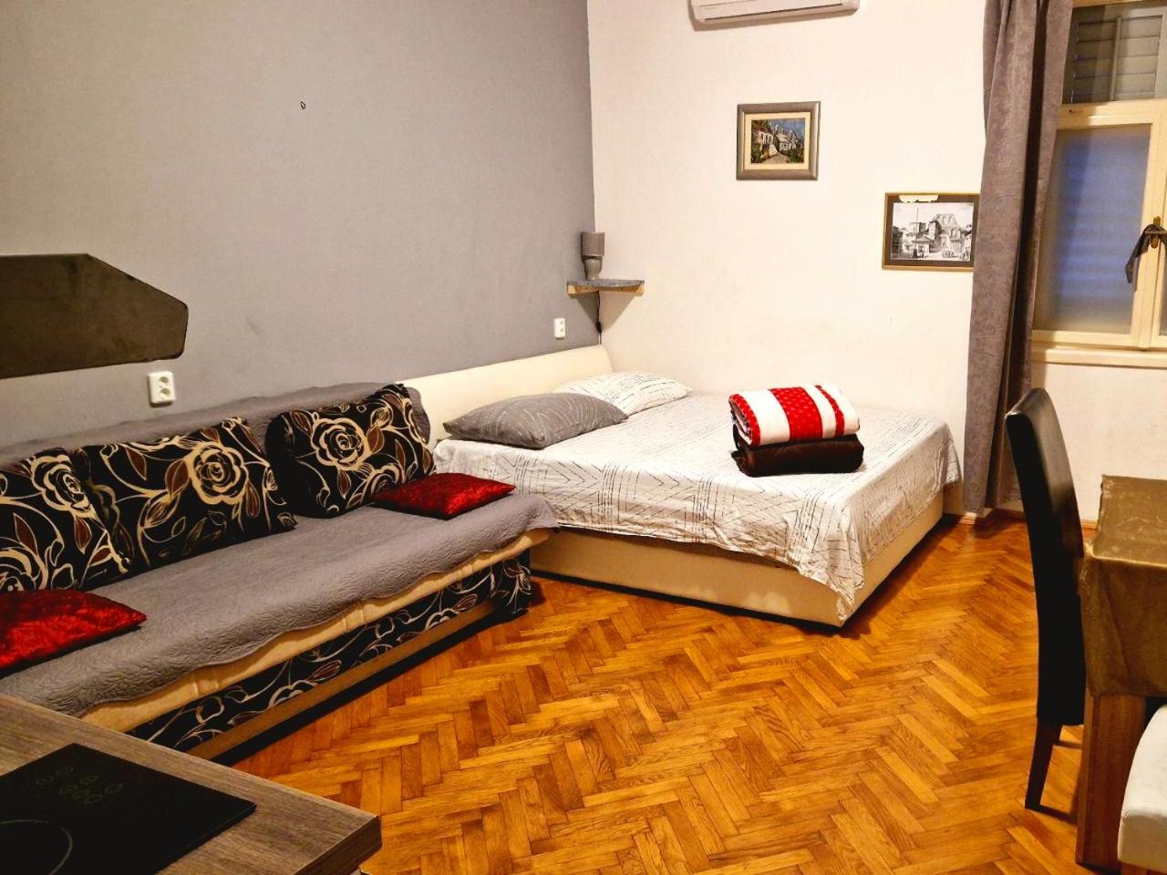 Central Jardin Guest House Split view 3