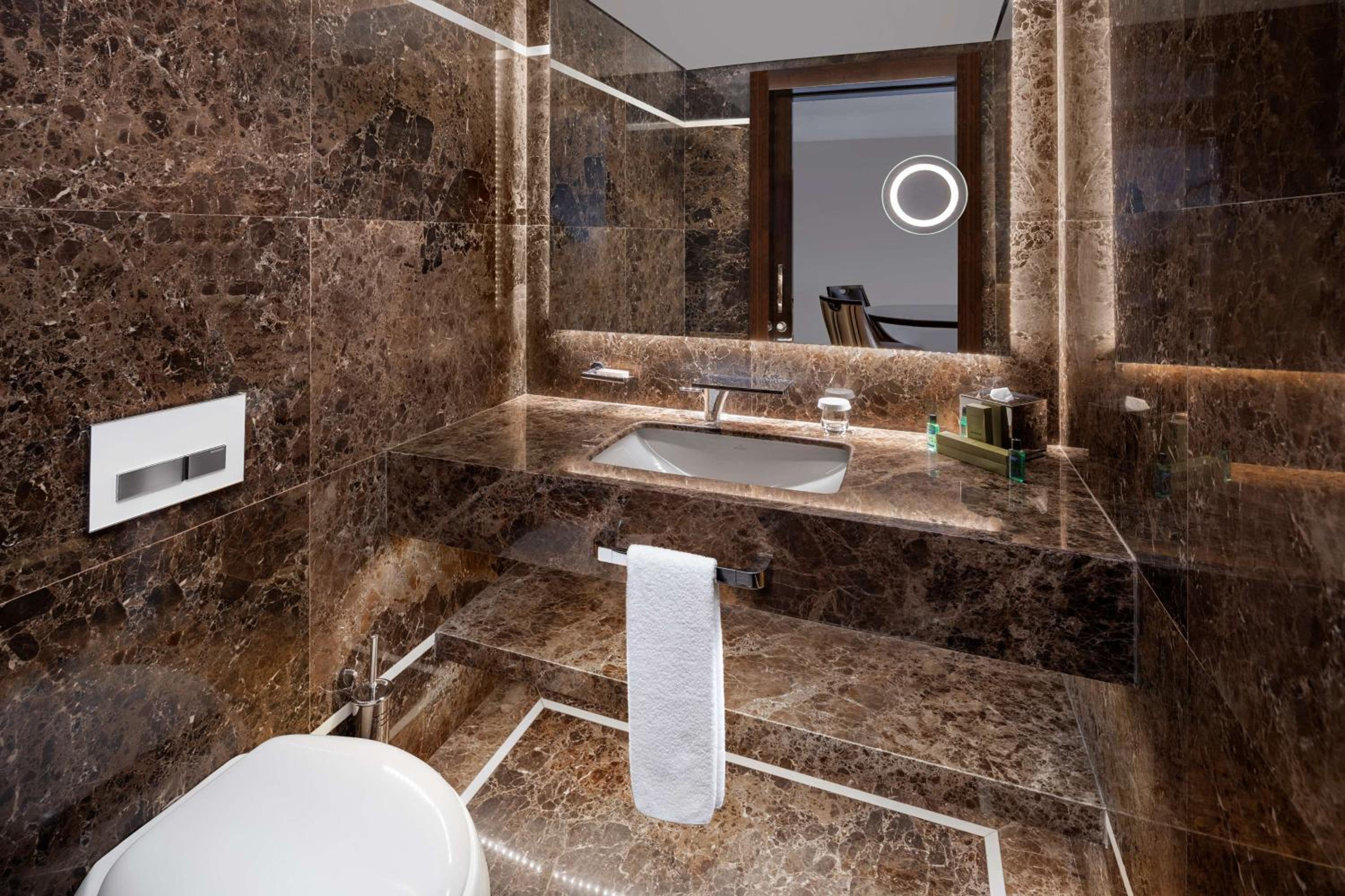 DoubleTree by Hilton İstanbul Esentepe - Image 61