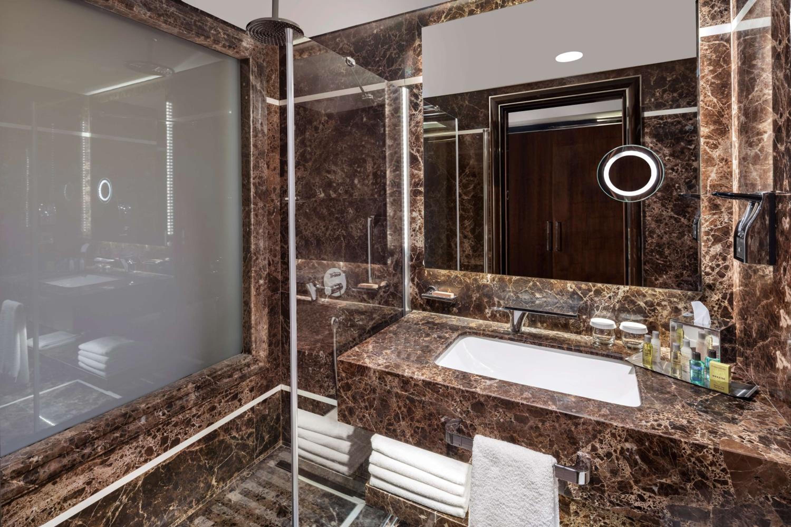 DoubleTree by Hilton İstanbul Esentepe - Image 62
