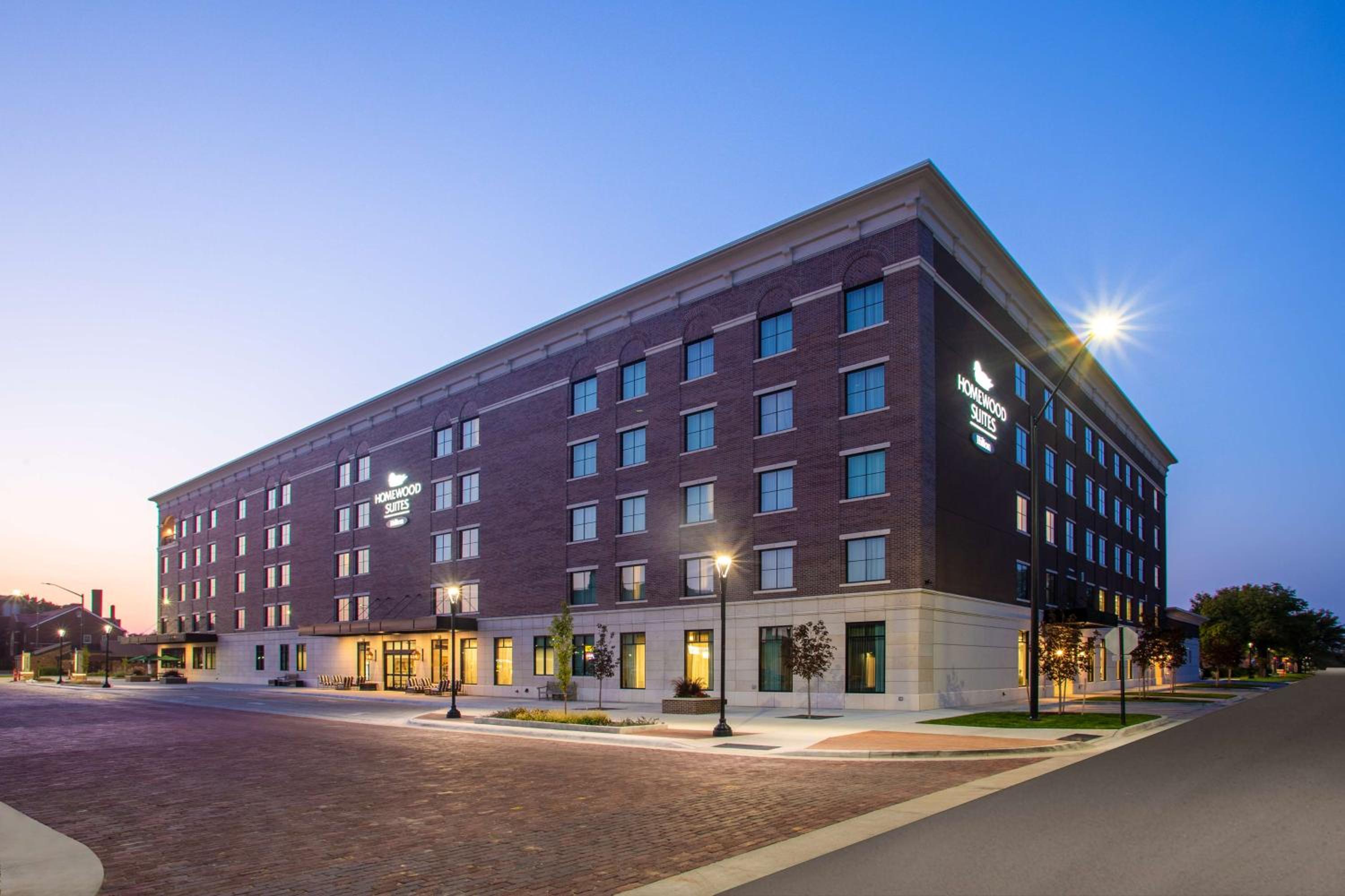 Hotel Homewood Suites By Hilton Salina/Downtown, Ks - Image 1