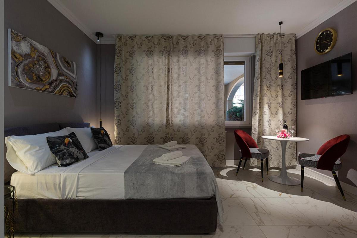 Emerald Suites