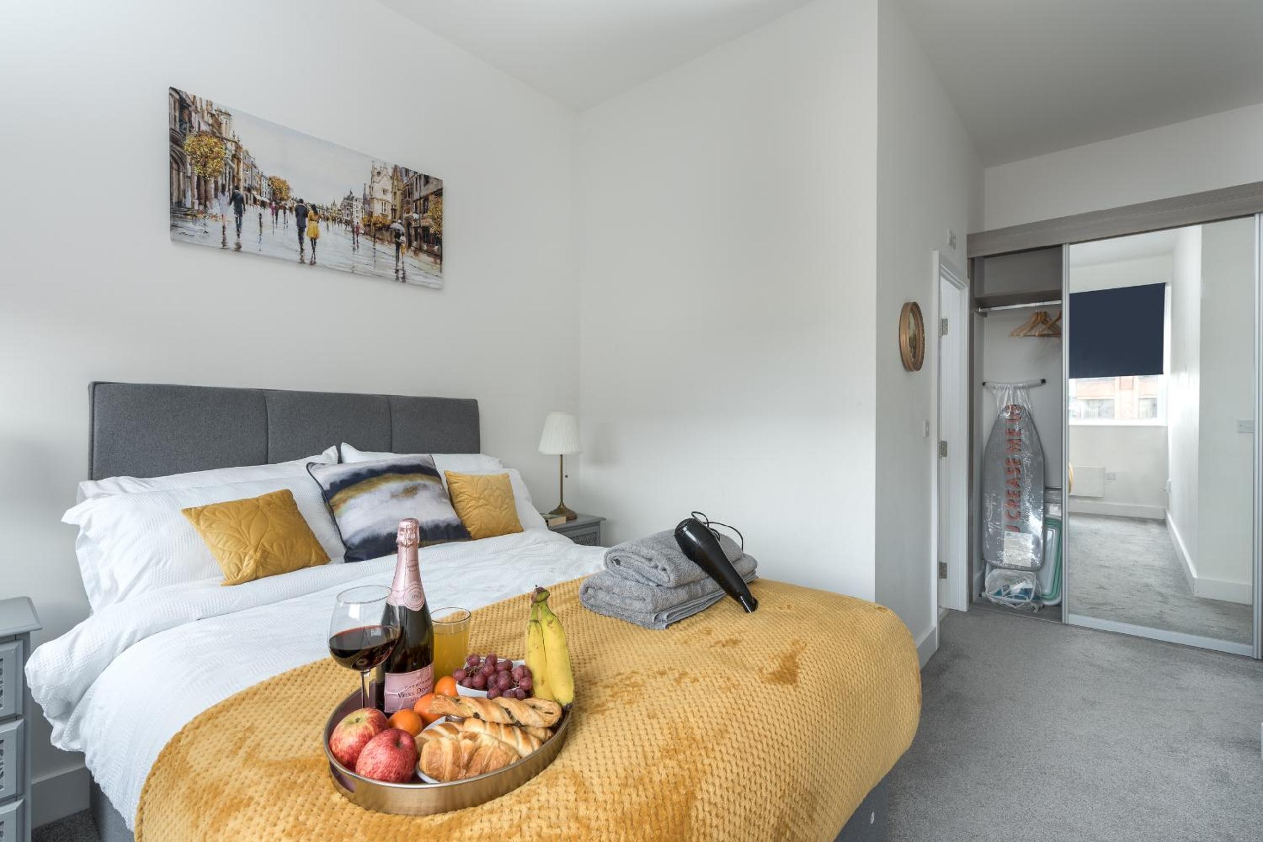 Deluxe 2 bed, 2 bathroom Milton Keynes apartment within walking distance to train station and City centre. view 2