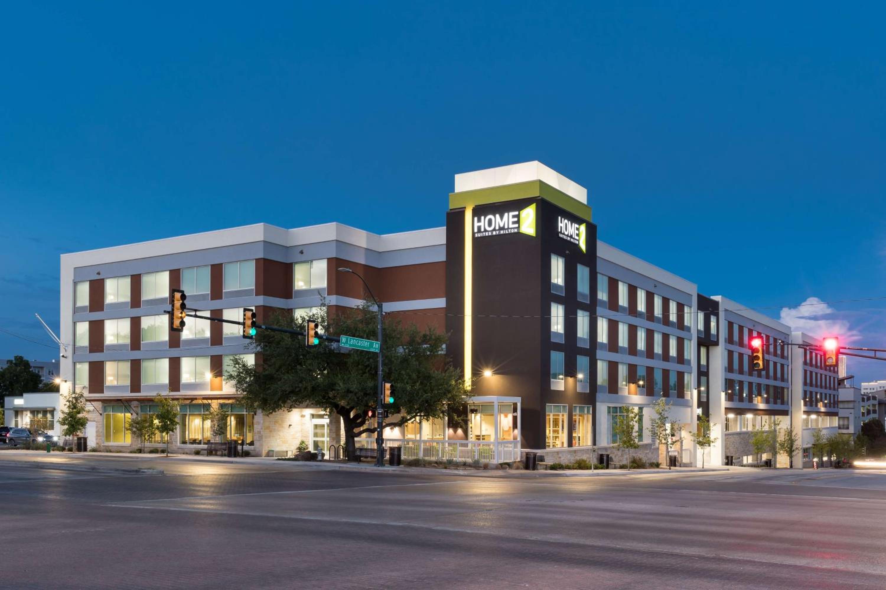 Hotel Home2 Suites by Hilton Fort Worth Cultural District - Image 1