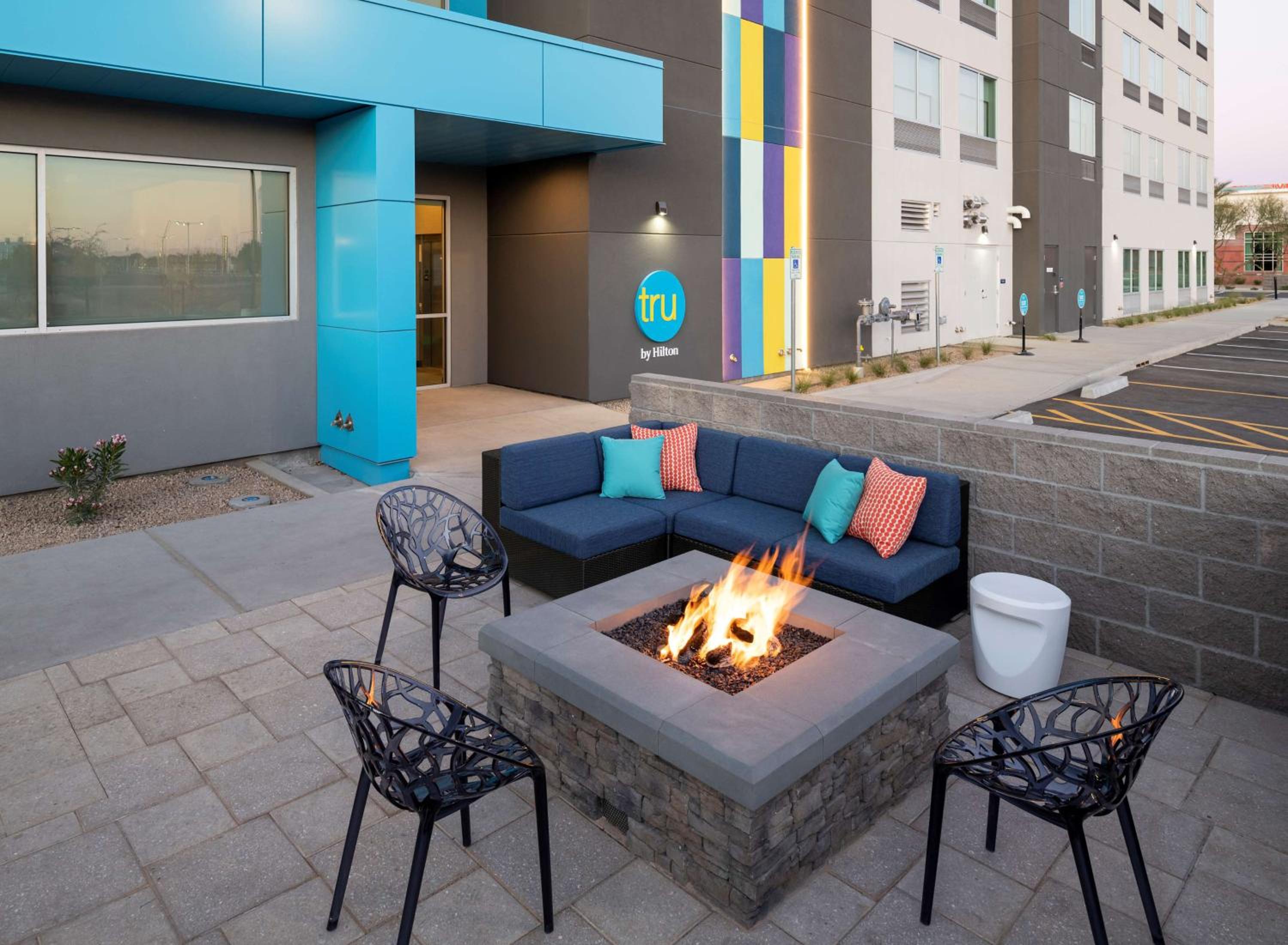 Phoenix Vacations - Tru By Hilton Phoenix Glendale Westgate - Property Image 2
