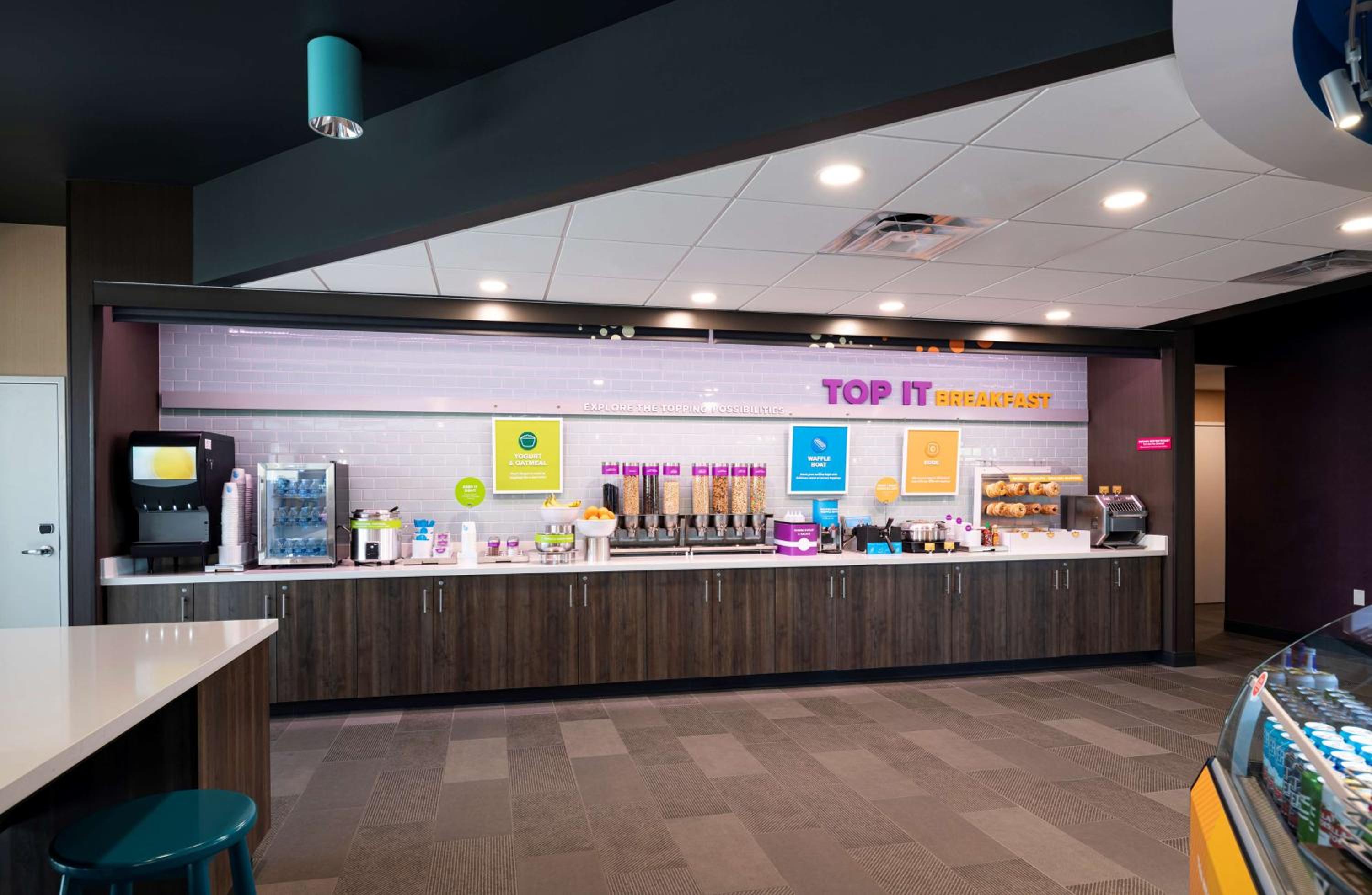 Glendale Vacations - Tru By Hilton Phoenix Glendale Westgate - Property Image 2