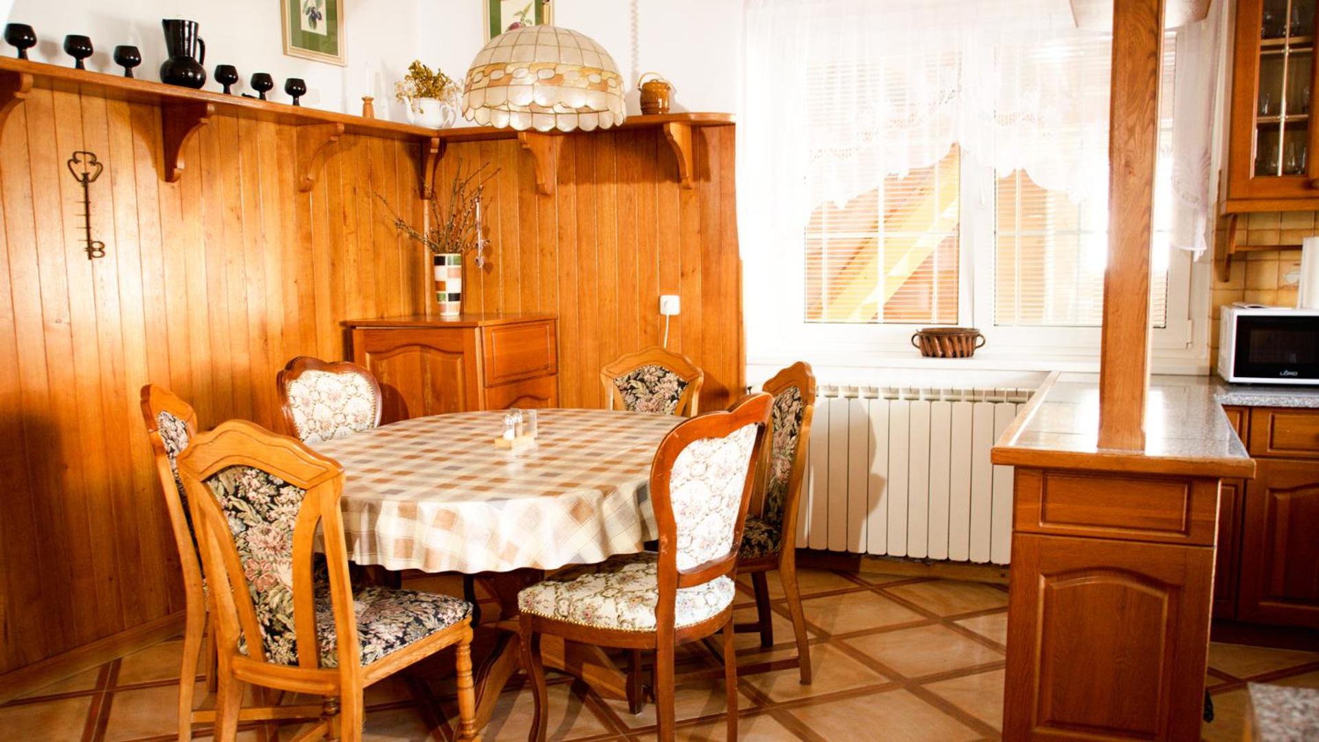 ROYAL GARDEN APARTMENTS ***