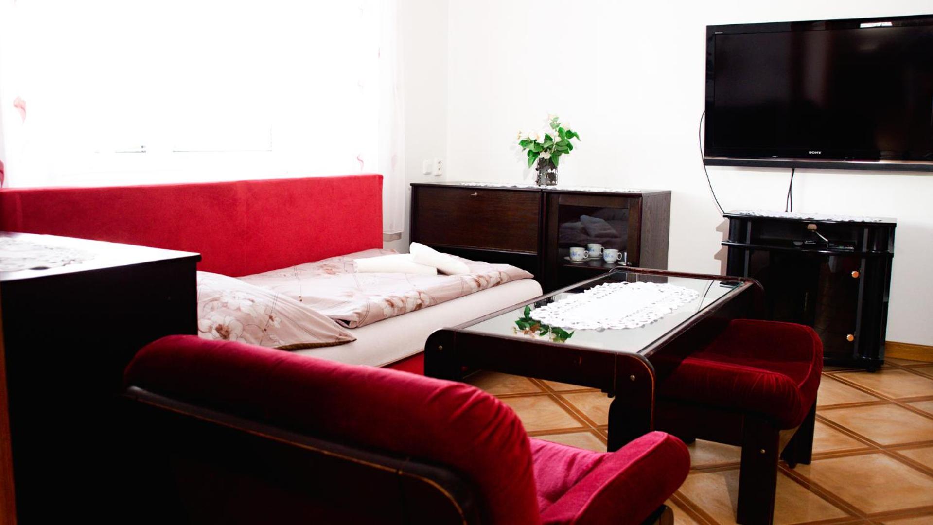 ROYAL GARDEN APARTMENTS ***