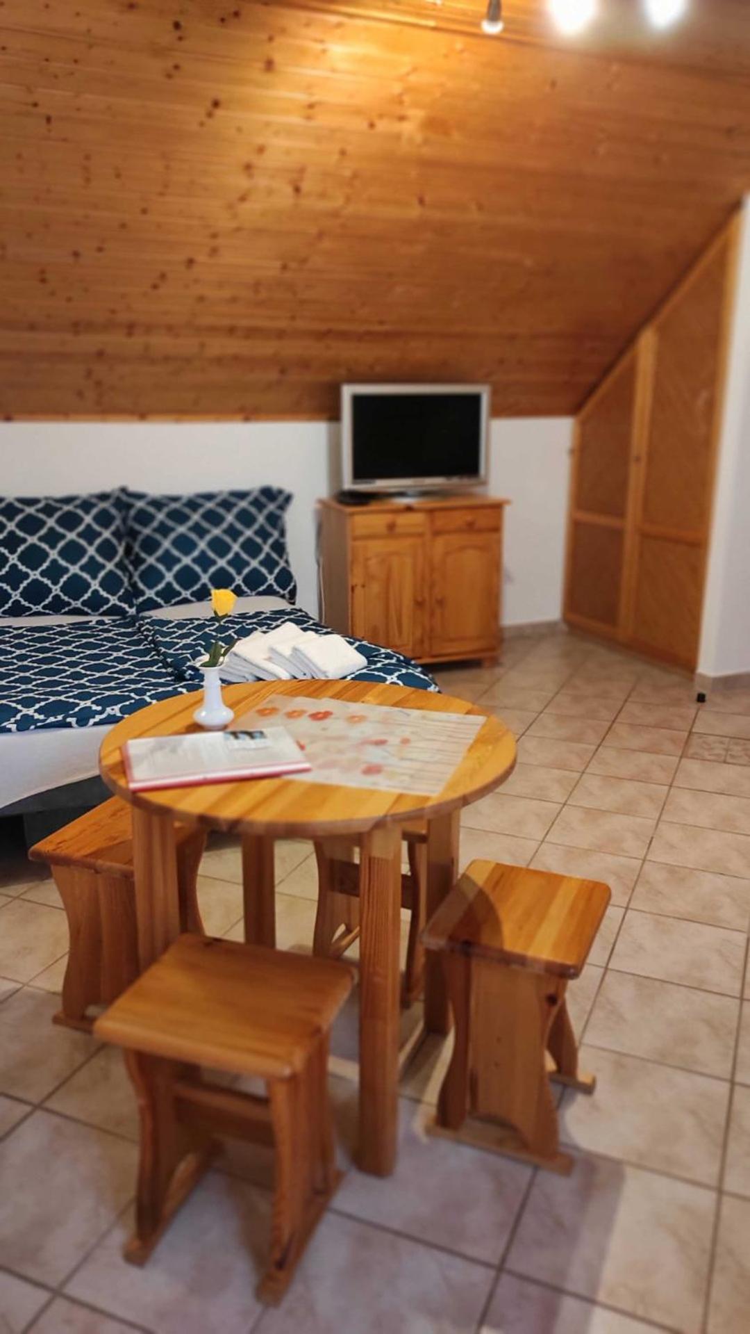 ROYAL GARDEN APARTMENTS ***
