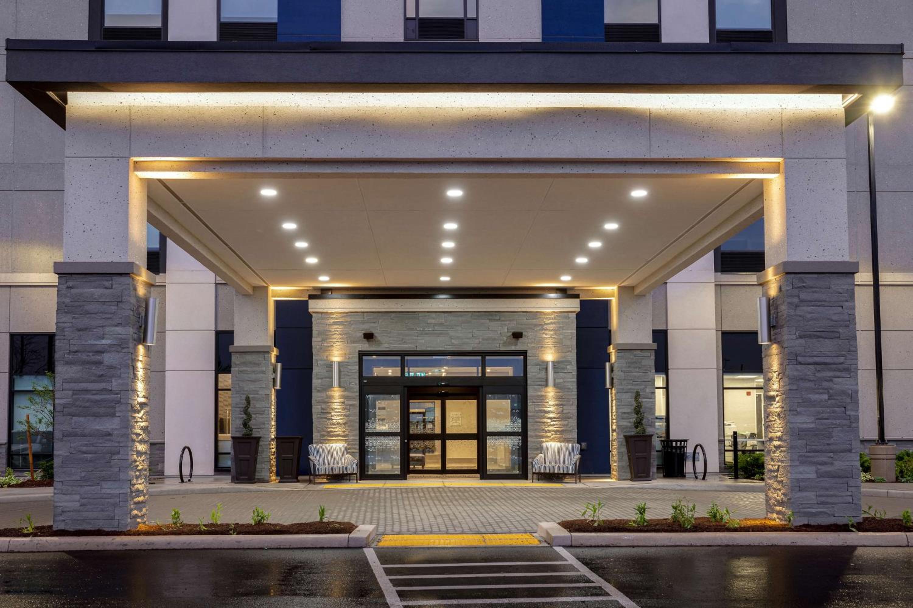 Toronto Vacations - Hampton Inn  Suites Burlington, Ontario, Canada - Property Image 1