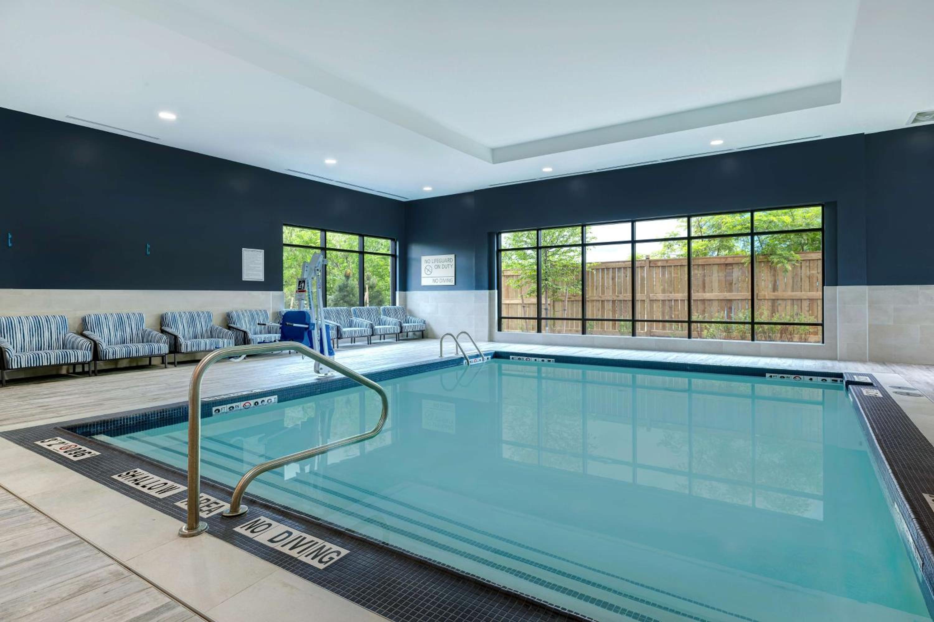Toronto Vacations - Hampton Inn  Suites Burlington, Ontario, Canada - Property Image 4