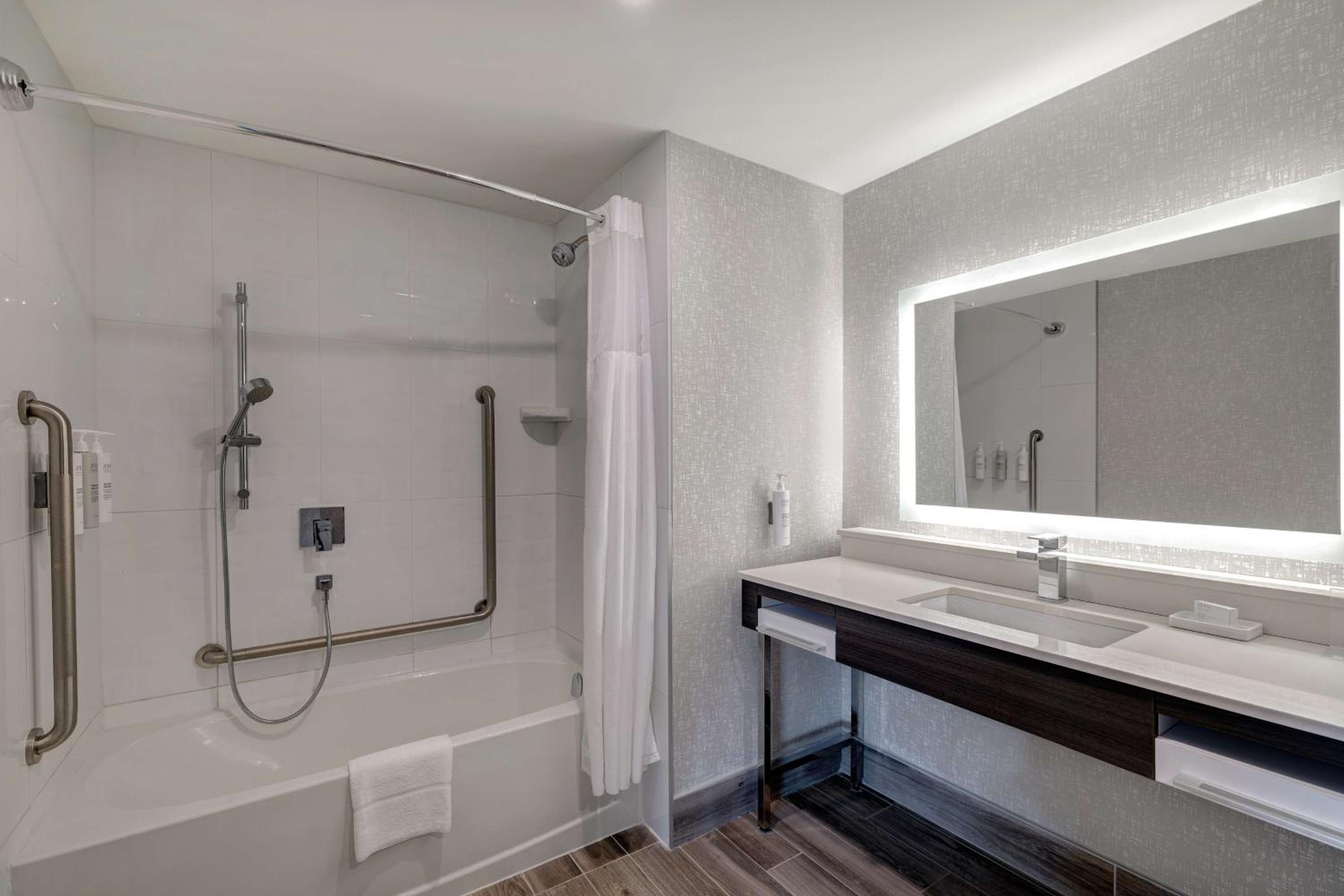 Hampton Inn  Suites Burlington, Ontario, Canada - Property Image 3