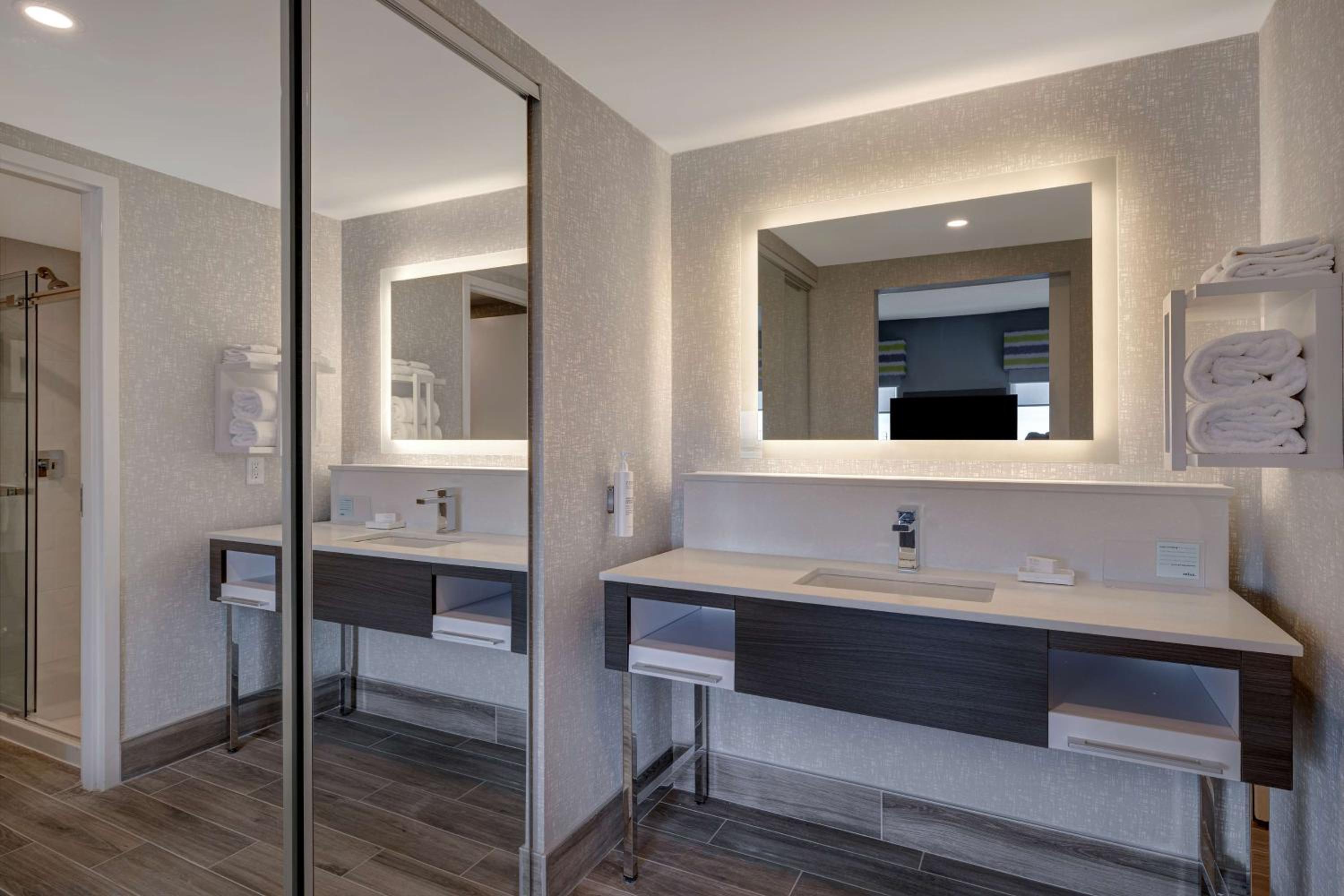 Hampton Inn  Suites Burlington, Ontario, Canada - Property Image 5