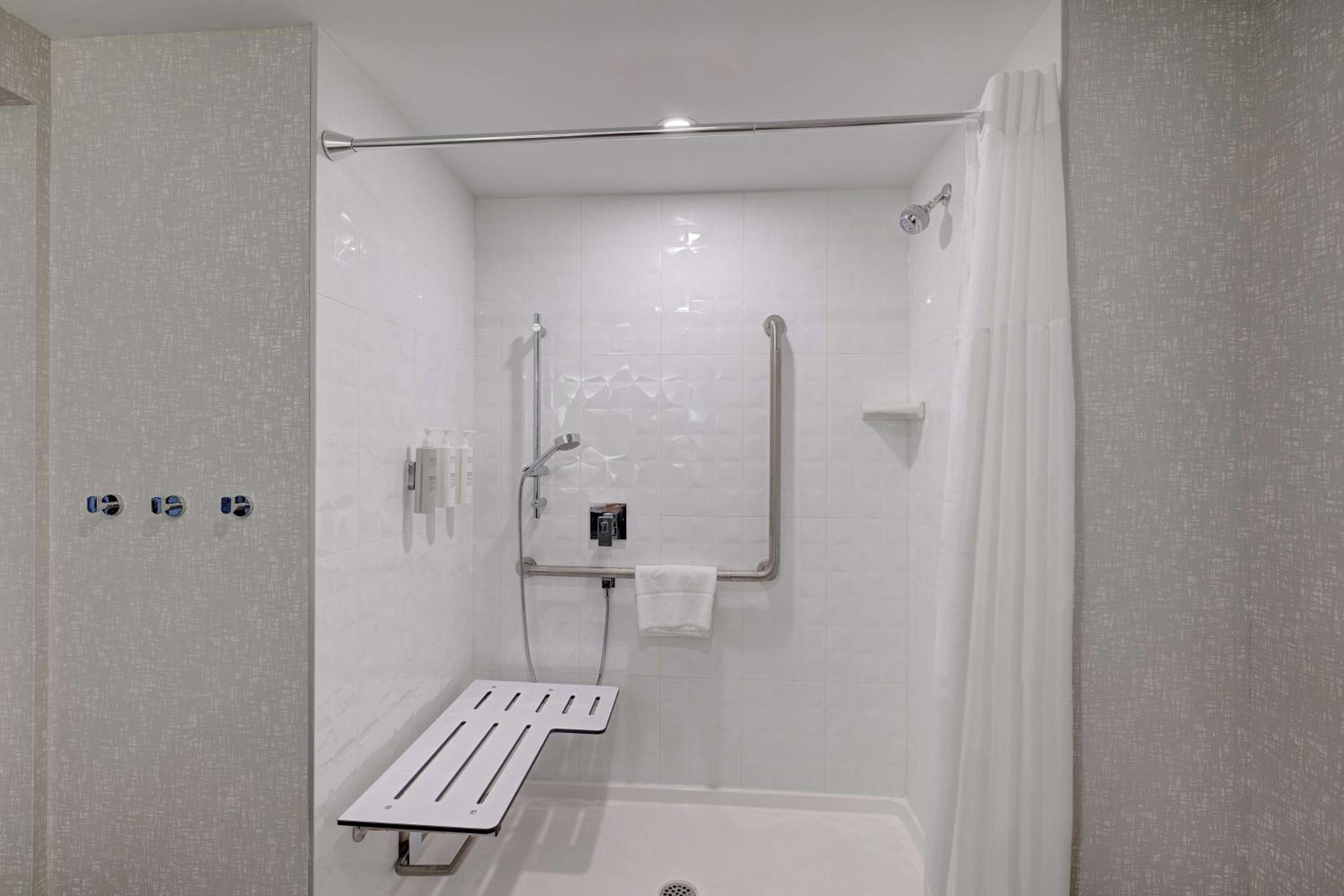 Hampton Inn  Suites Burlington, Ontario, Canada - Property Image 10