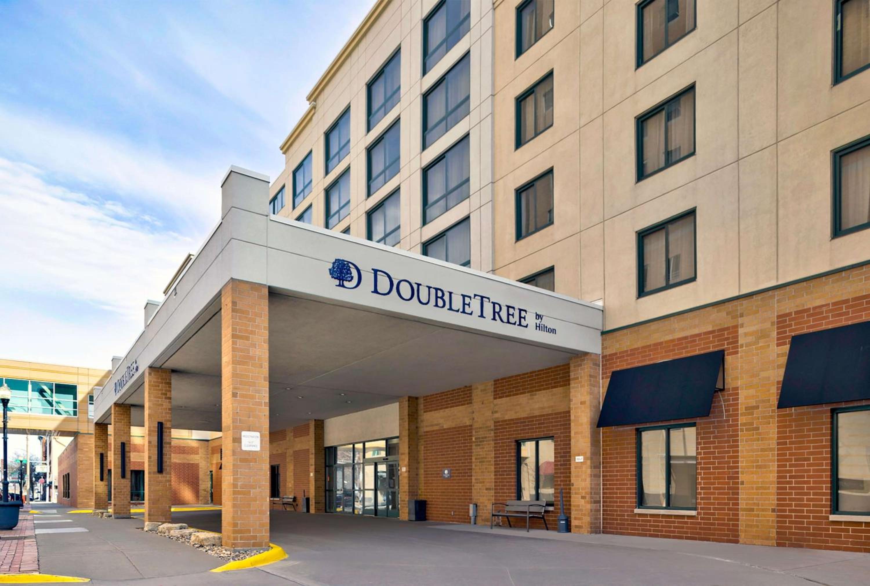 Hotel DoubleTree by Hilton Davenport - Image 1