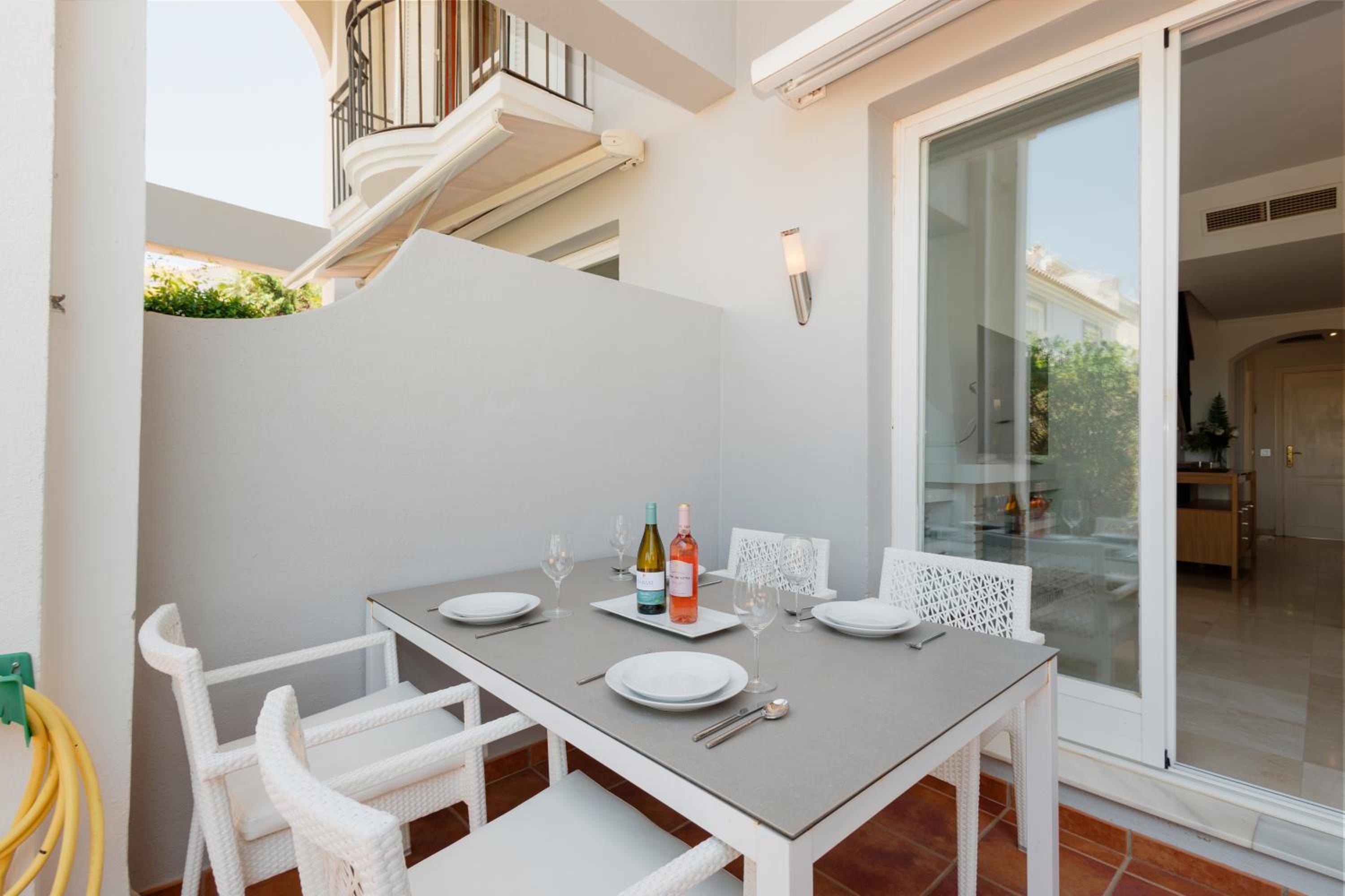 House with sea and mountain views on the beach, Bahía de Marbella view 5