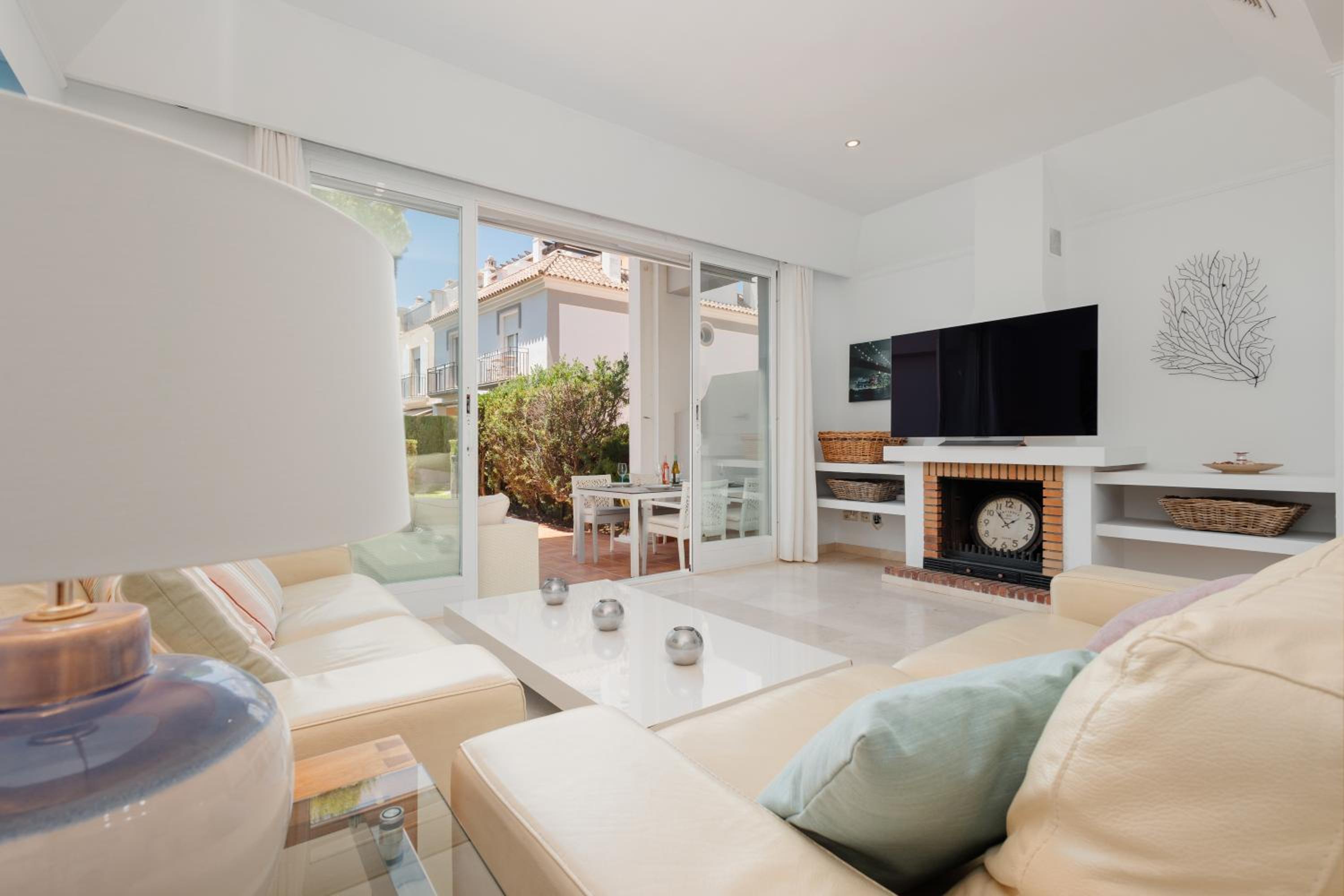 House with sea and mountain views on the beach, Bahía de Marbella view 2
