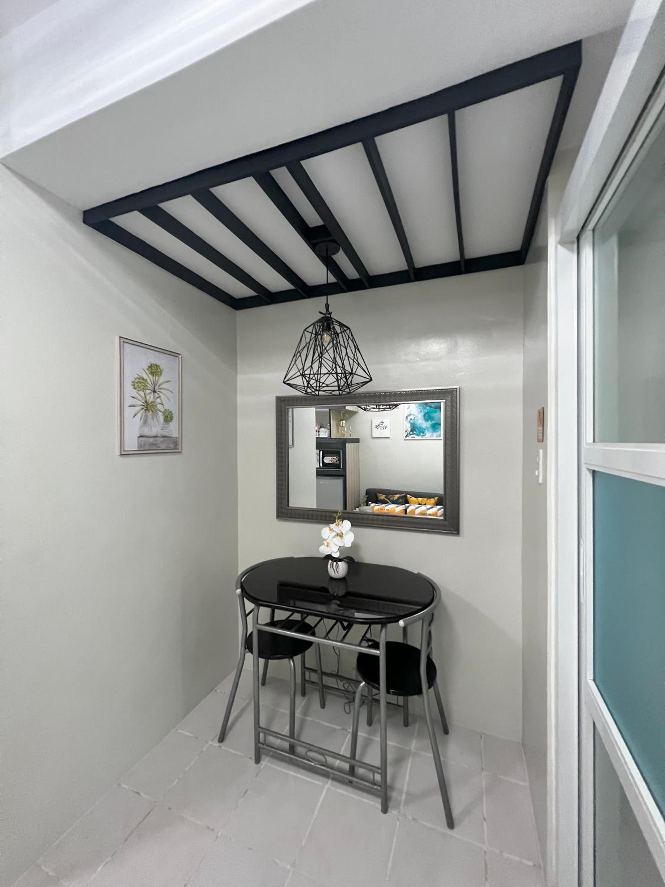 Netflix and Unli WIFI!!! The Elchies Room at Tagaytay Prime Residence view 3