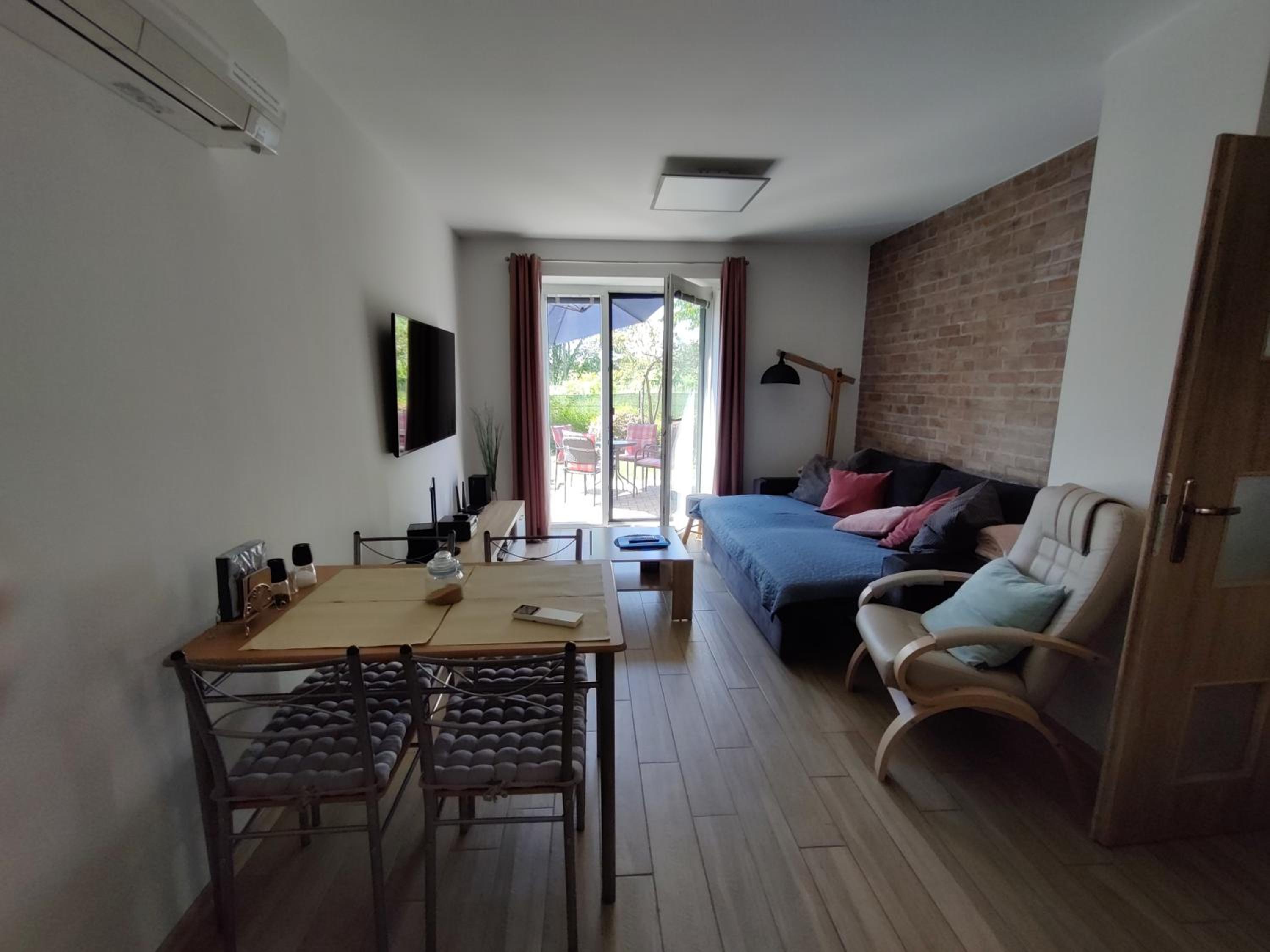 Apartman pod lipou - samostatny objekt - carport