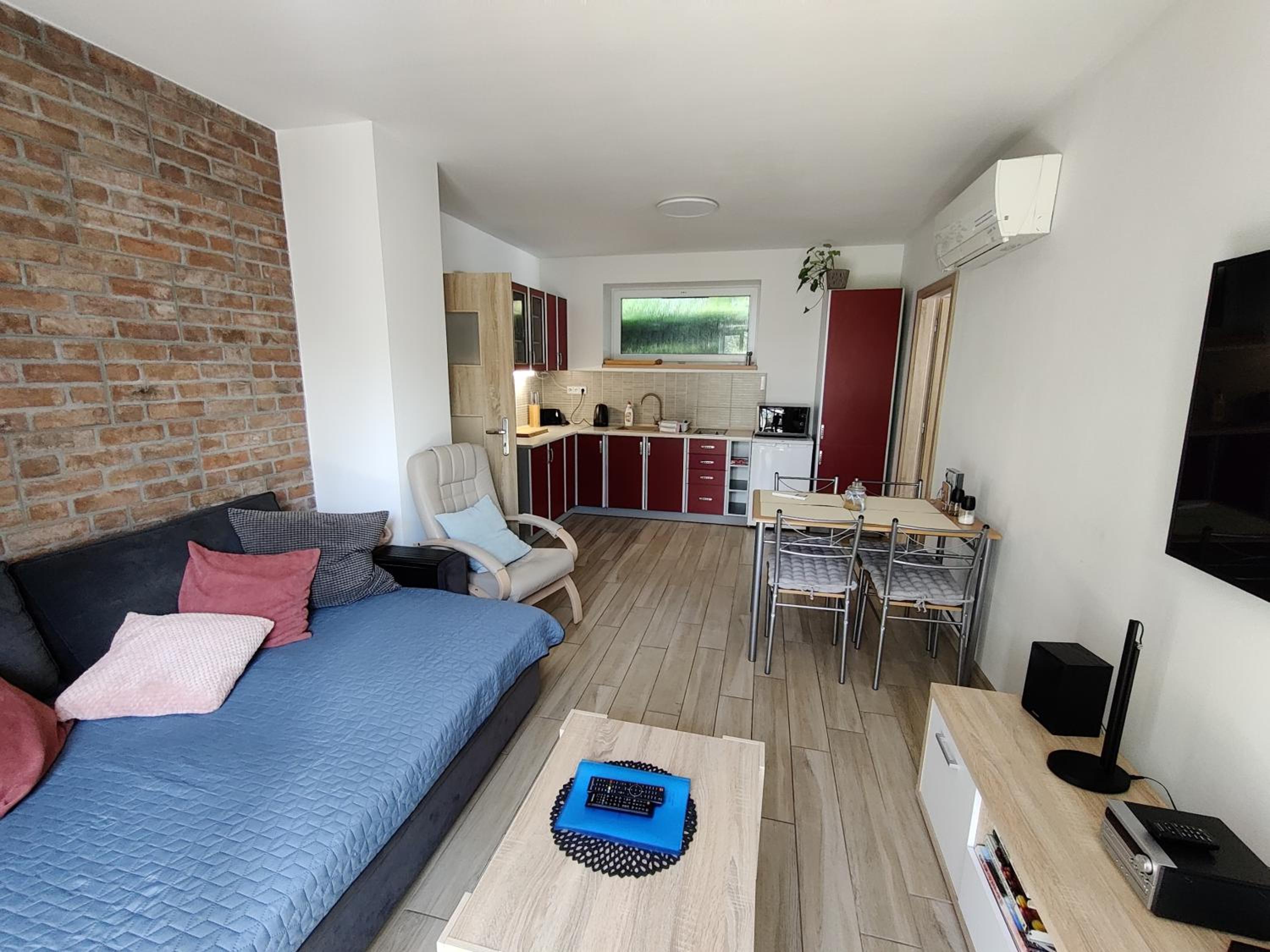 Apartman pod lipou - samostatny objekt - carport