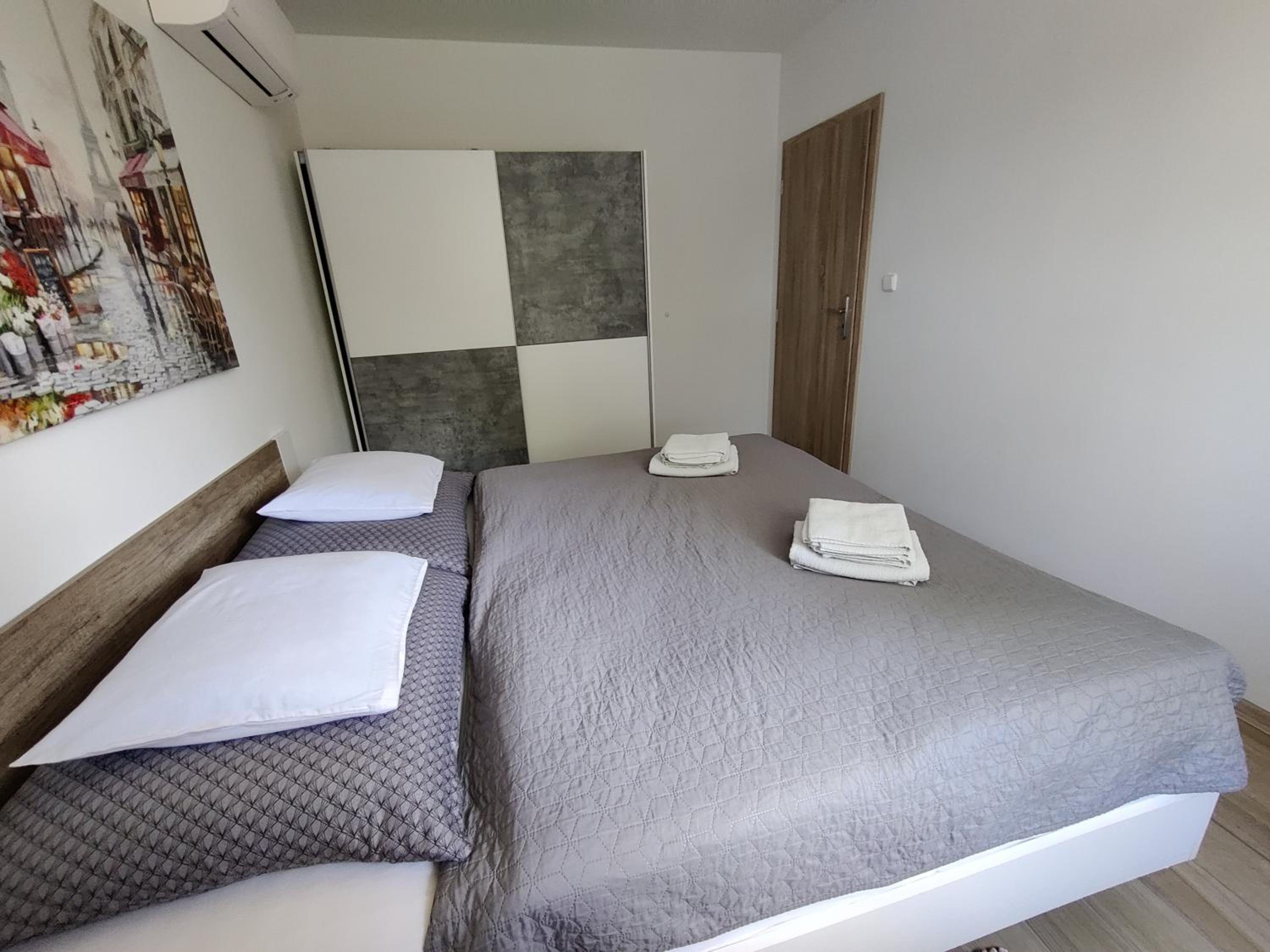 Apartman pod lipou - samostatny objekt - carport