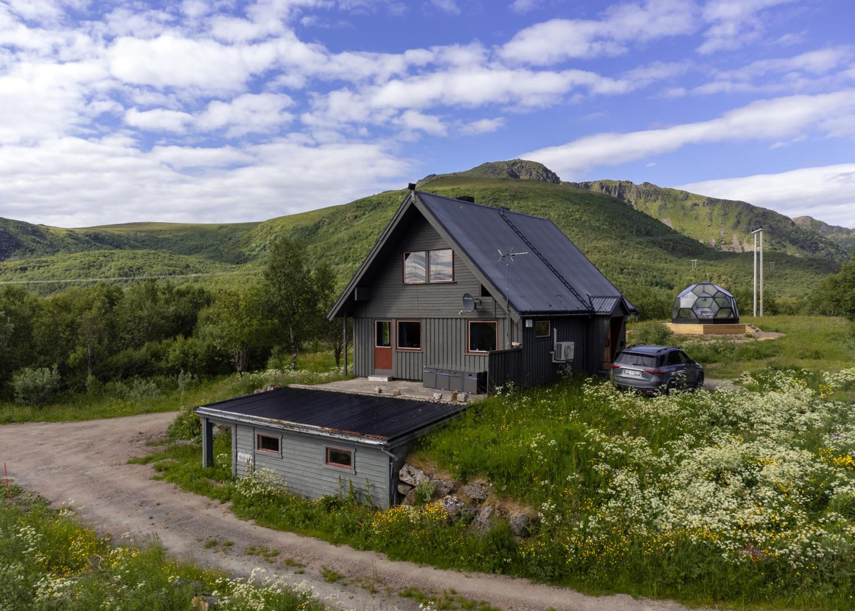 Bestefarhaugen - The cozy house on the hill - with a dome