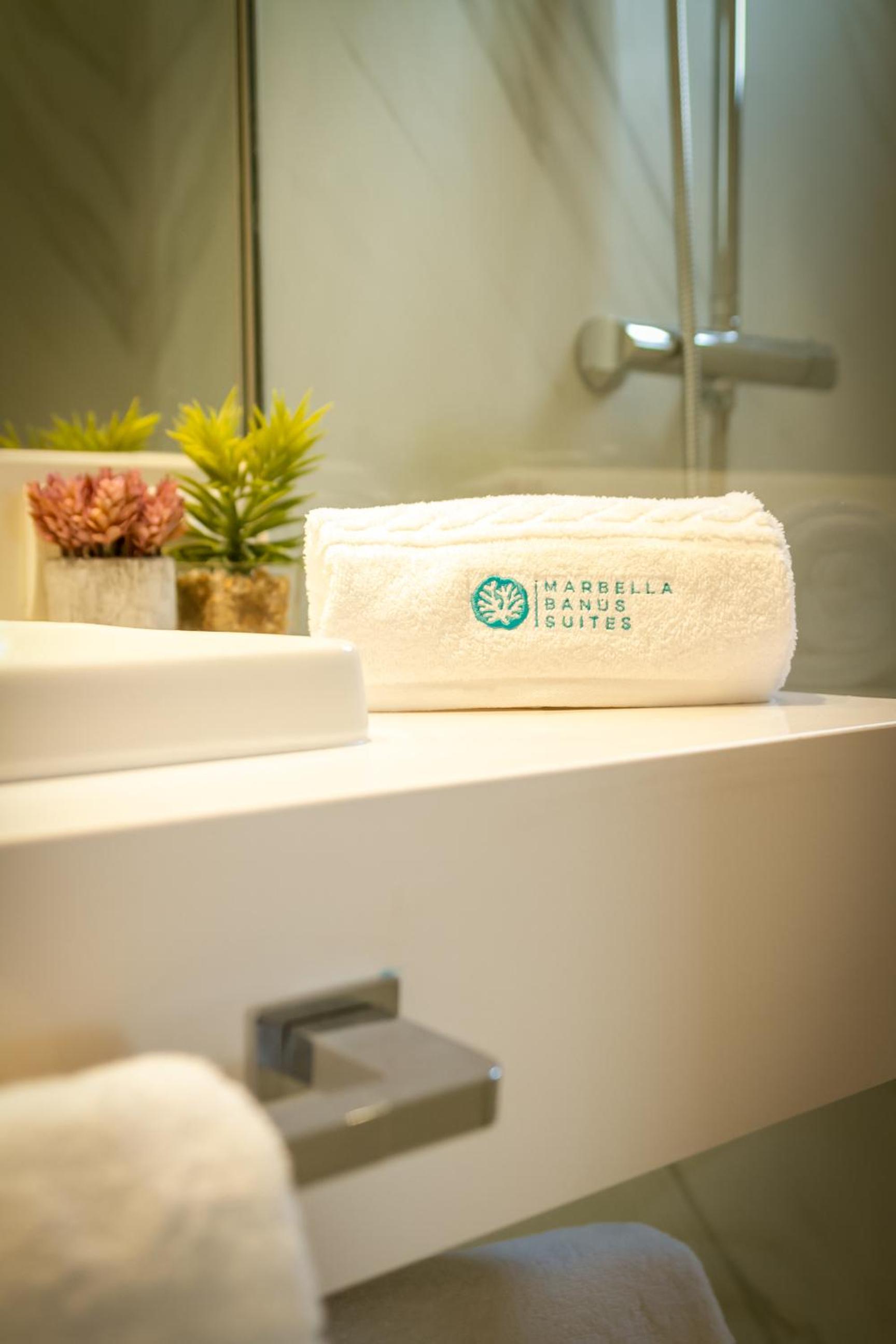MARBELLA BANUS SUITES - Puerto Banus Marina Harbour Seafront Apartment