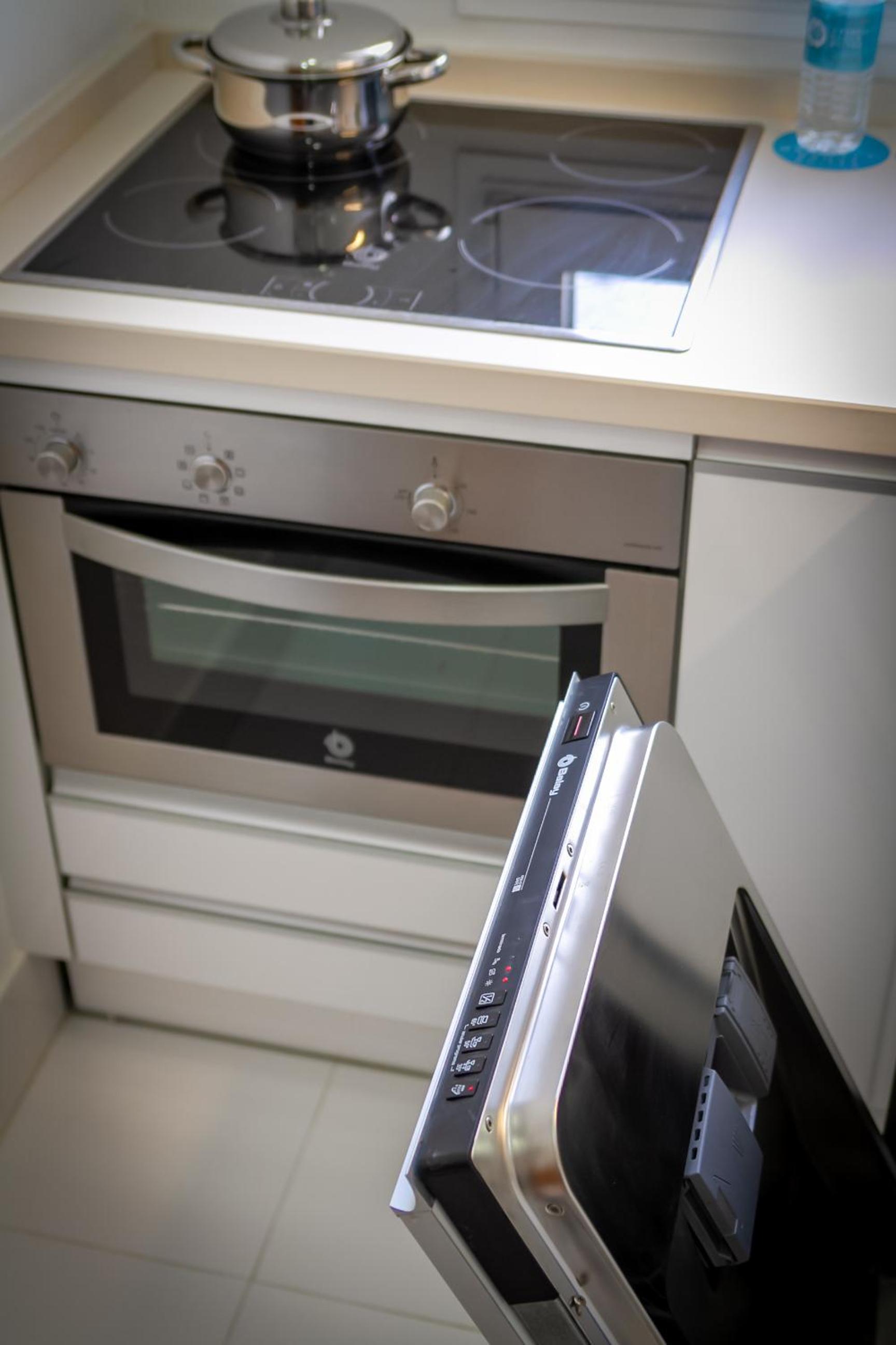 MARBELLA BANUS SUITES - Puerto Banus Marina Harbour Seafront Apartment