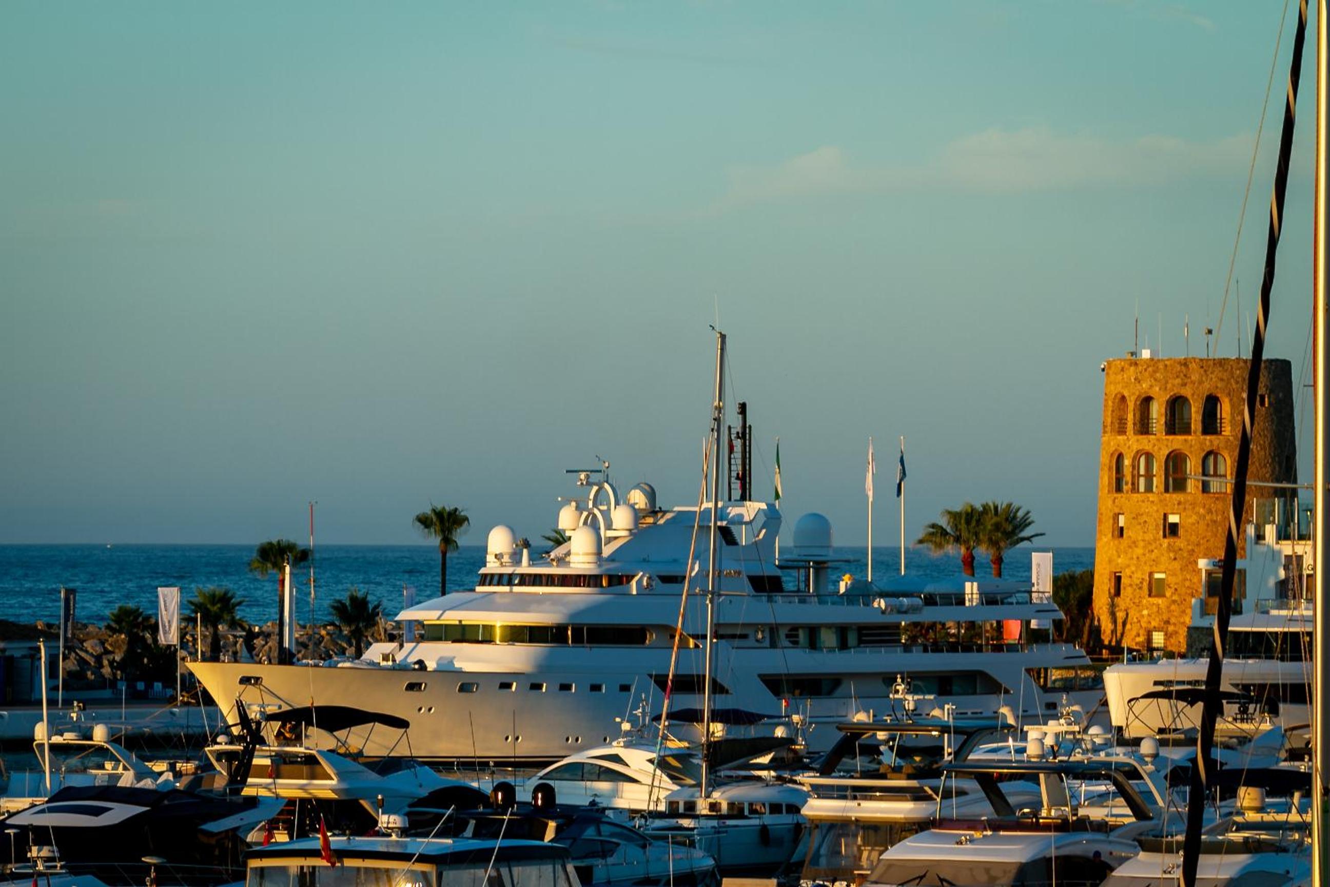 MARBELLA BANUS SUITES - Puerto Banus Marina Harbour Seafront Apartment